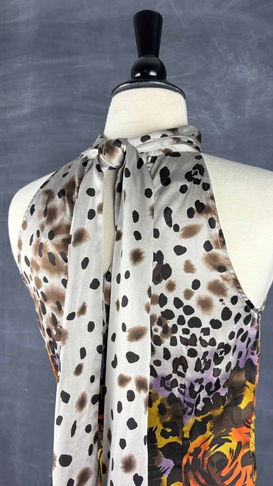 Camisole en soie florale et léopard Guess by Marciano, taille xs. Vue du haut du dos.