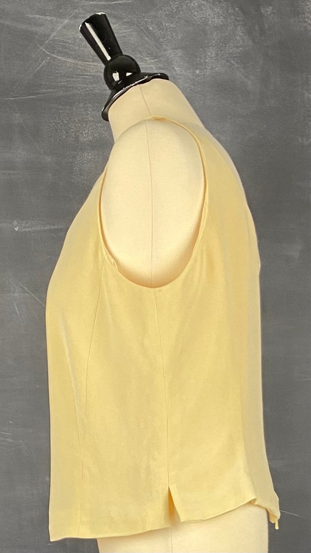 Camisole doublée en soie jaune doux Simon Chang, taille 16. Vue de côté.