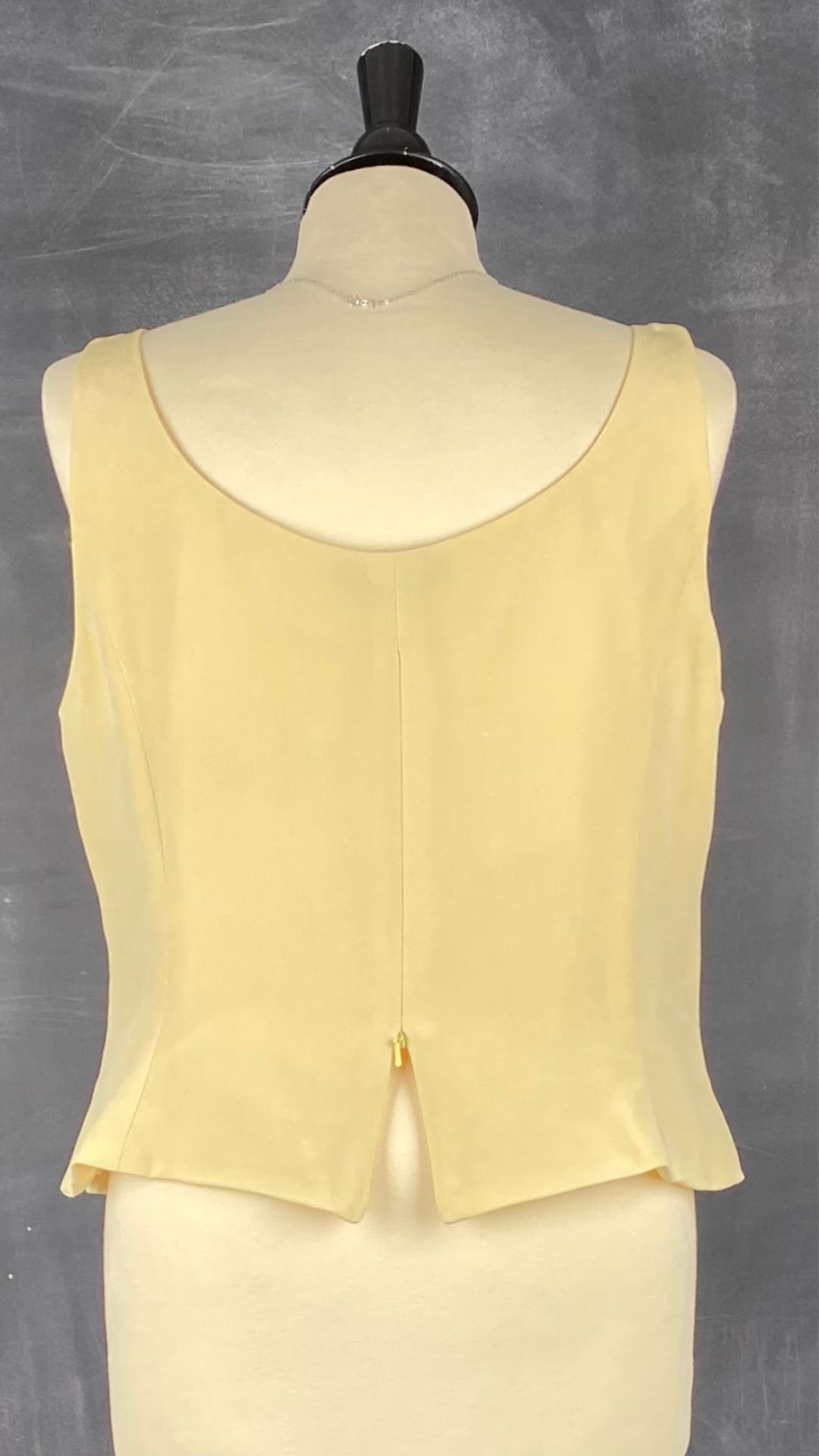 Camisole doublée en soie jaune doux Simon Chang, taille 16. Vue de dos, zip ouvert.