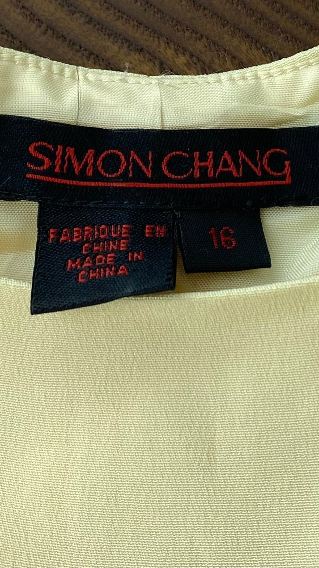 Camisole doublée en soie jaune doux Simon Chang, taille 16. Vue de l'étiquette de marque et taille.