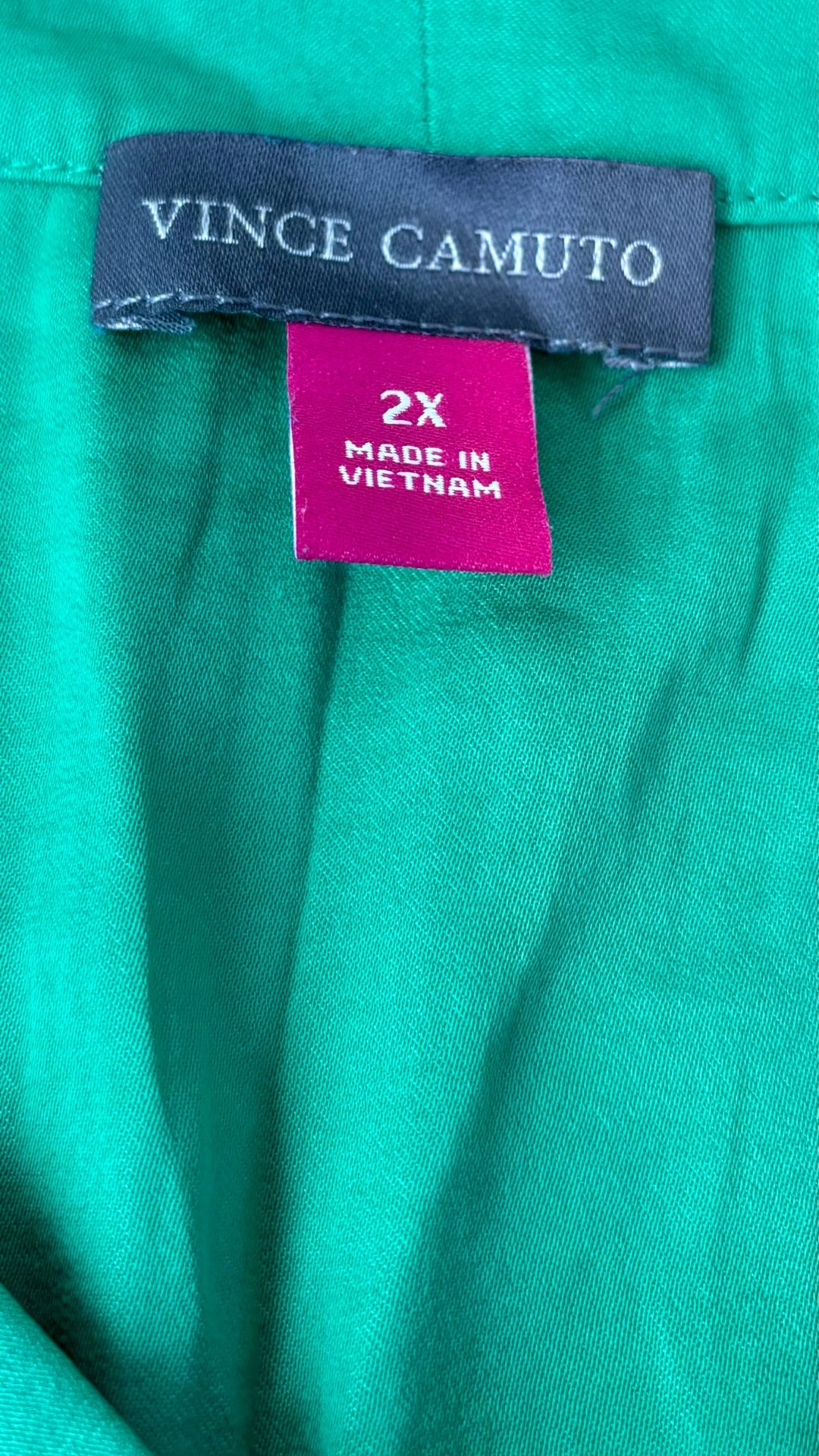 Camisole soyeuse vert gazon Vince Camuto, taille 2X. Vue de l'étiquette de marque et taille.
