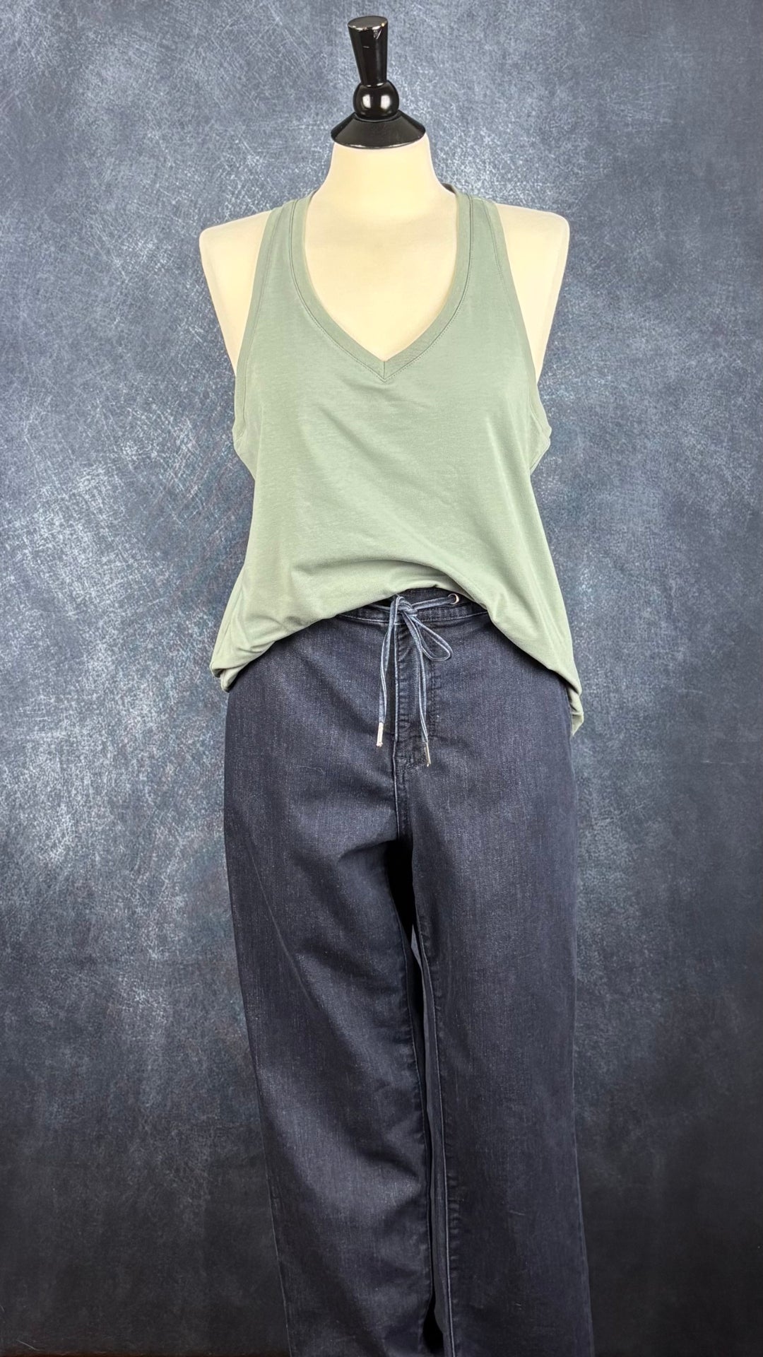 Camisole vert sauge à dos nageur et encolure en V, Oraki, taille xl. Vue de l'agencement avec le jeans confortable en denim foncé Tristan.