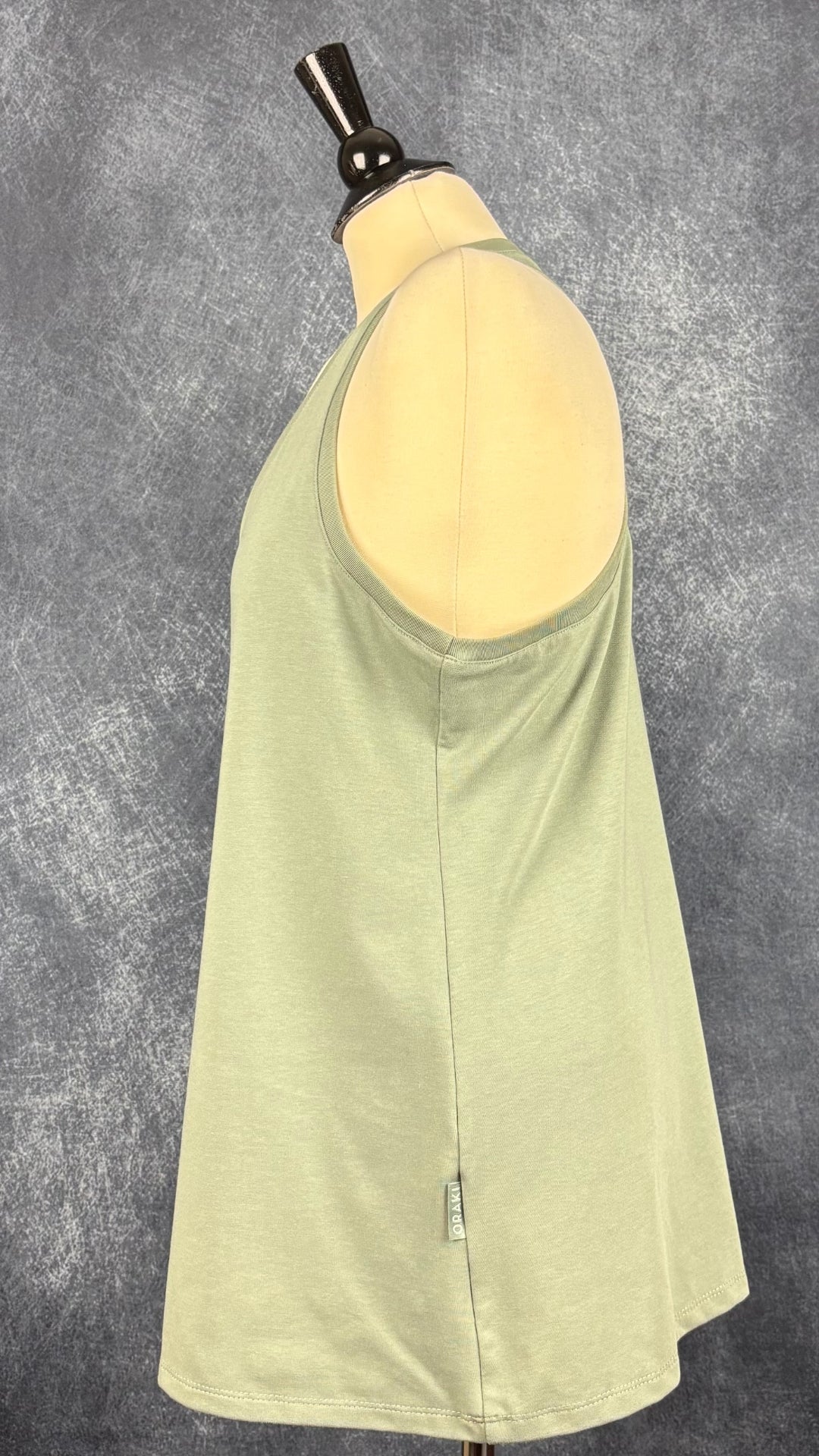Camisole vert sauge à dos nageur et encolure en V, Oraki, taille xl. Vue de côté.