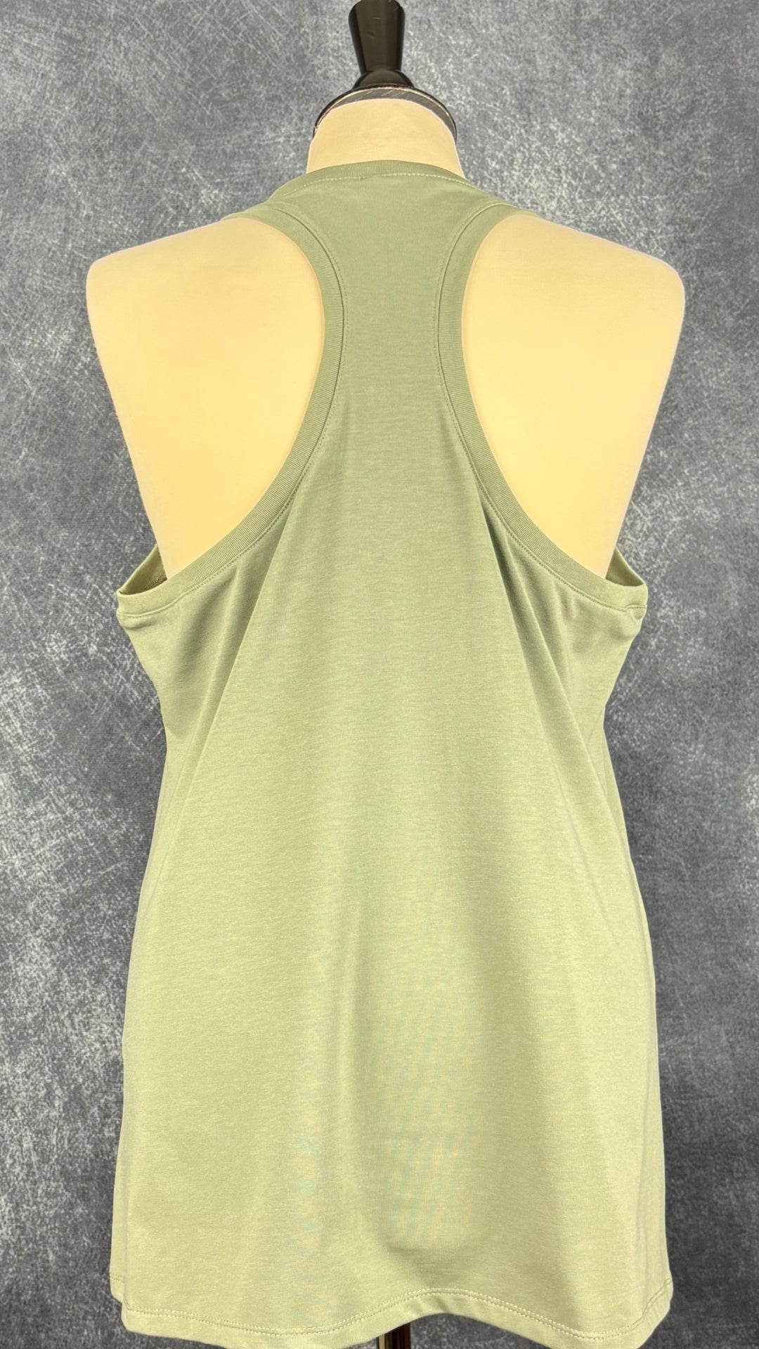 Camisole vert sauge à dos nageur et encolure en V, Oraki, taille xl. Vue de dos.