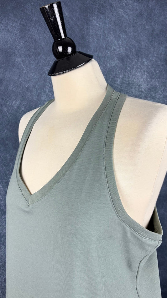Camisole vert sauge à dos nageur et encolure en V, Oraki, taille xl. Vue de l'encolure.
