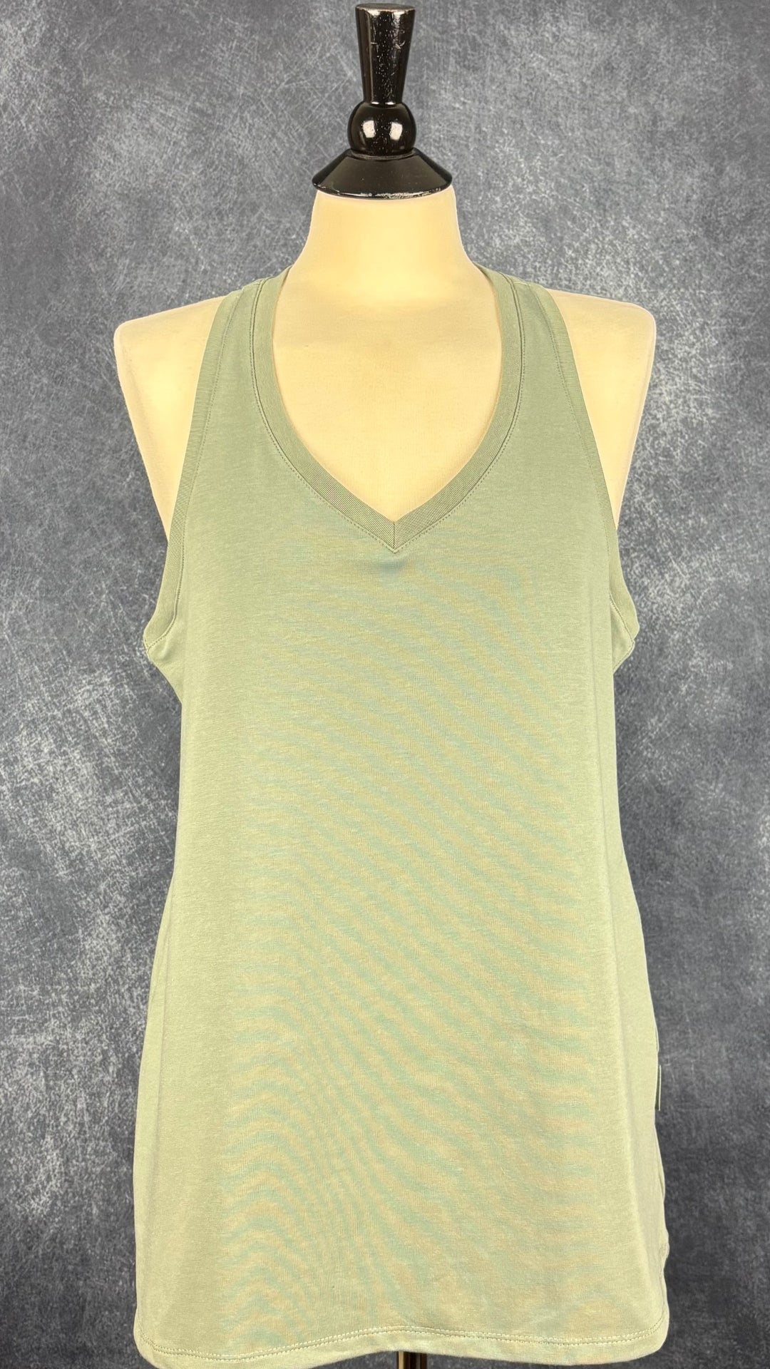 Camisole vert sauge à dos nageur et encolure en V, Oraki, taille xl. Vue de face.