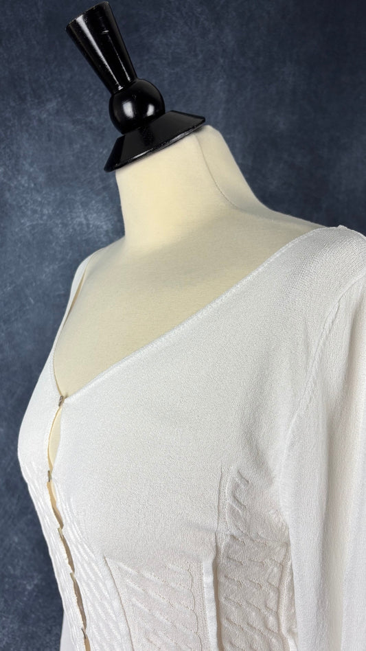 Cardigan ajouré crème Sarah Pacini, one size (xs à m). Vue de l'encolure.