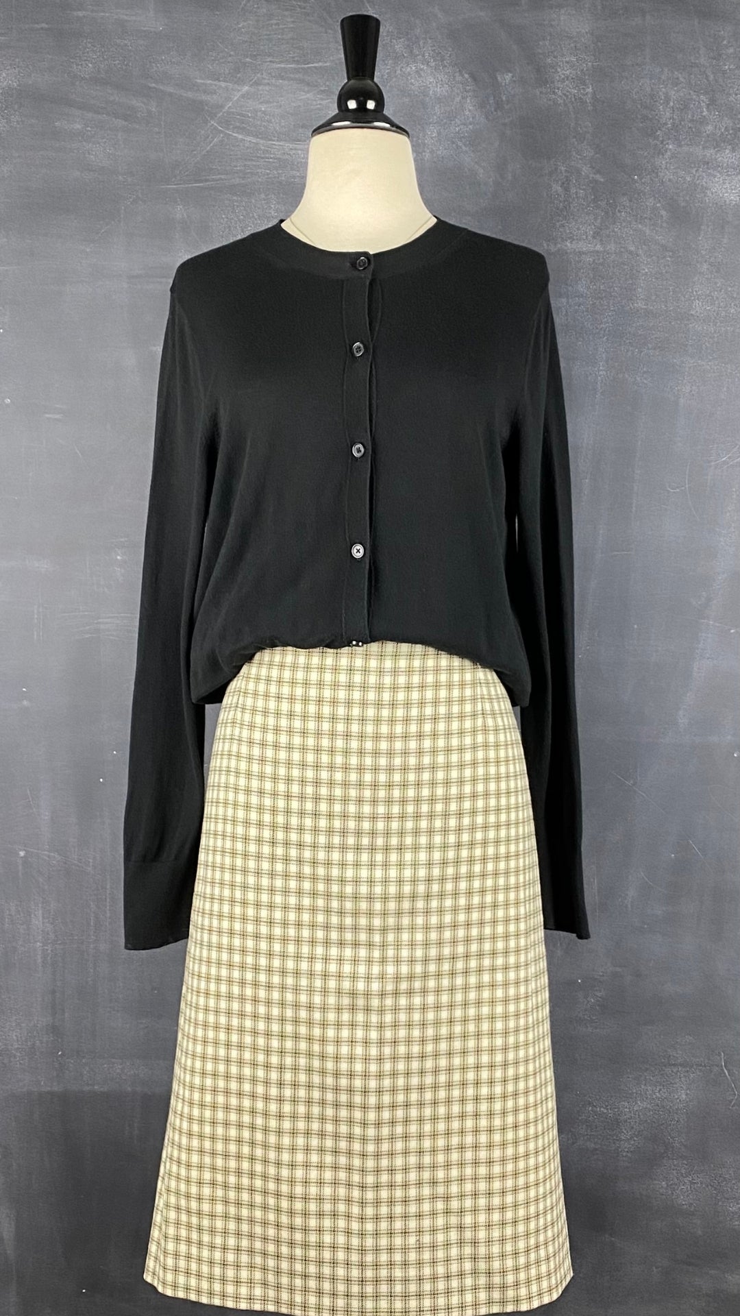 Cardigan boutonné noir en tricot mince à col rond Banana Republic, taille large. Vue de l'agencement avec la jupe Lucia en lainage.