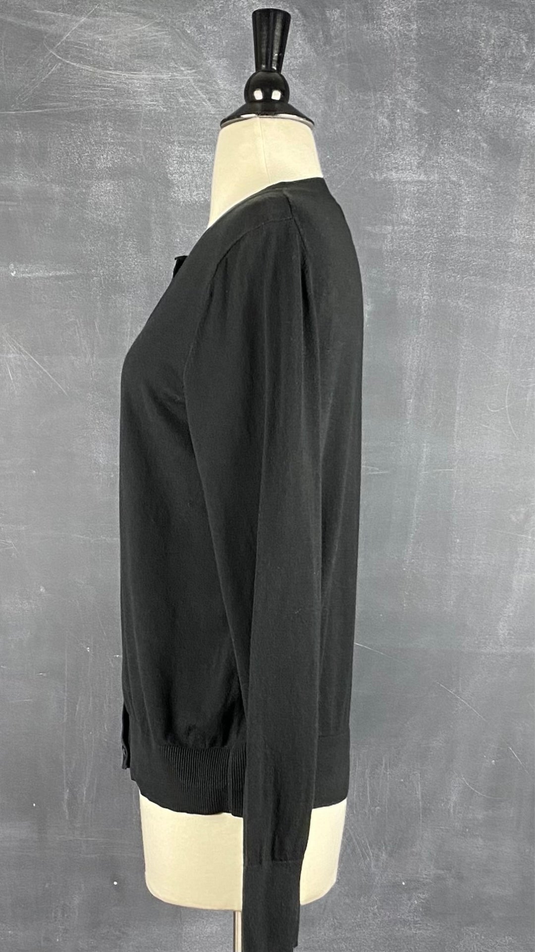 Cardigan boutonné noir en tricot mince à col rond Banana Republic, taille large. Vue de côté.