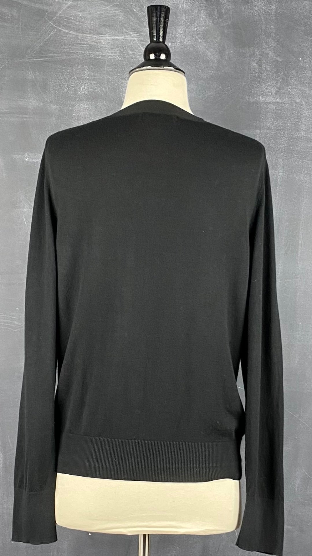 Cardigan boutonné noir en tricot mince à col rond Banana Republic, taille large. Vue de dos.