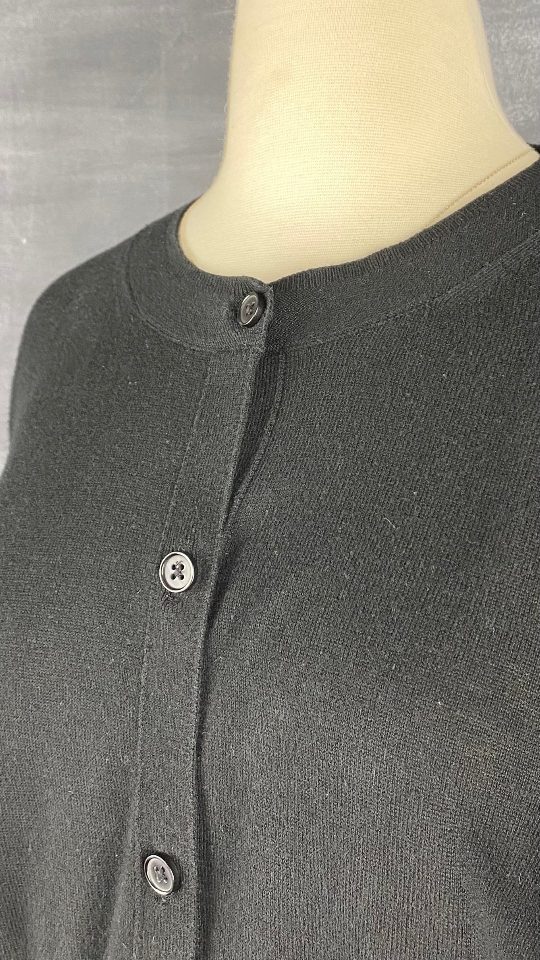 Cardigan boutonné noir en tricot mince à col rond Banana Republic, taille large. Vue de près de l'encolure.