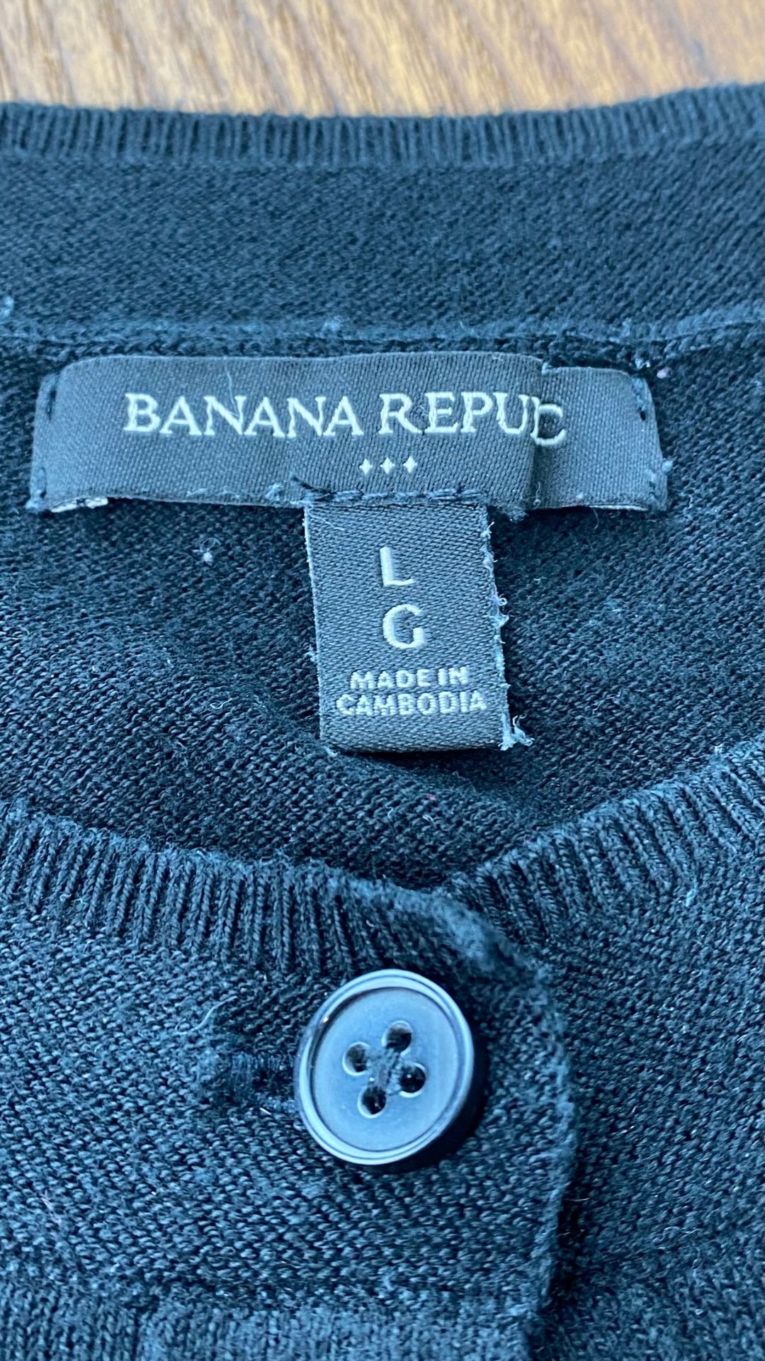 Cardigan boutonné noir en tricot mince à col rond Banana Republic, taille large. Vue de l'étiquette de marque et composition.