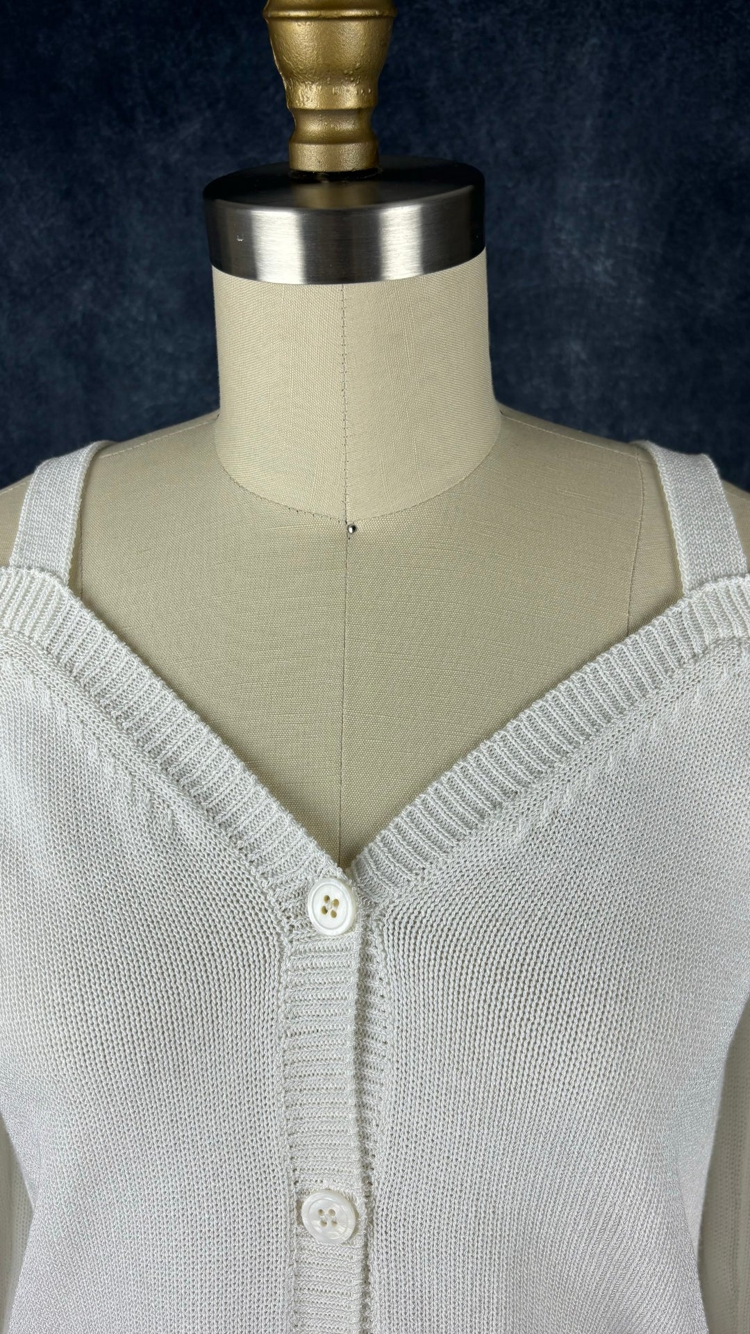 Cardigan crème à épaules dégagées Massimo Dutti, taille small. Vue de l'encolure, de face.