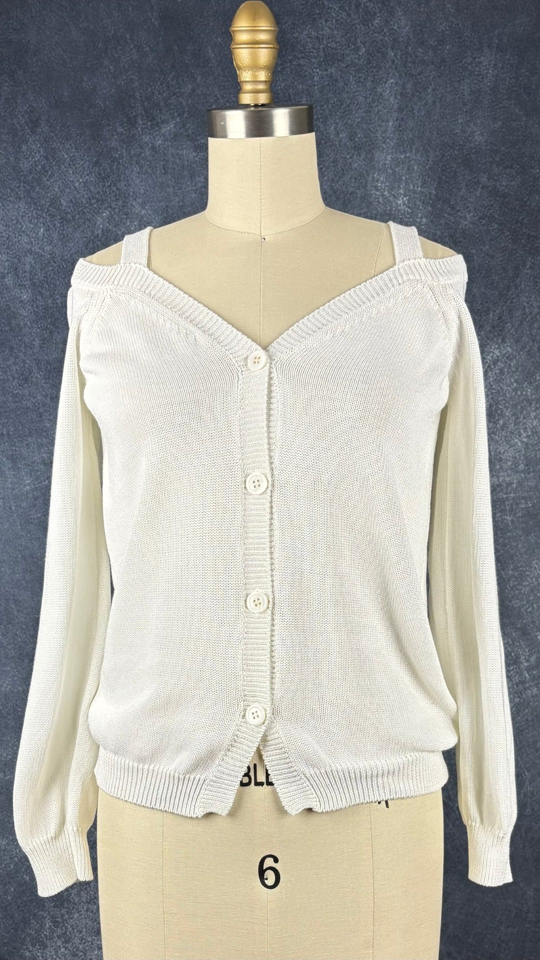 Cardigan crème à épaules dégagées Massimo Dutti, taille small. Vue de face.