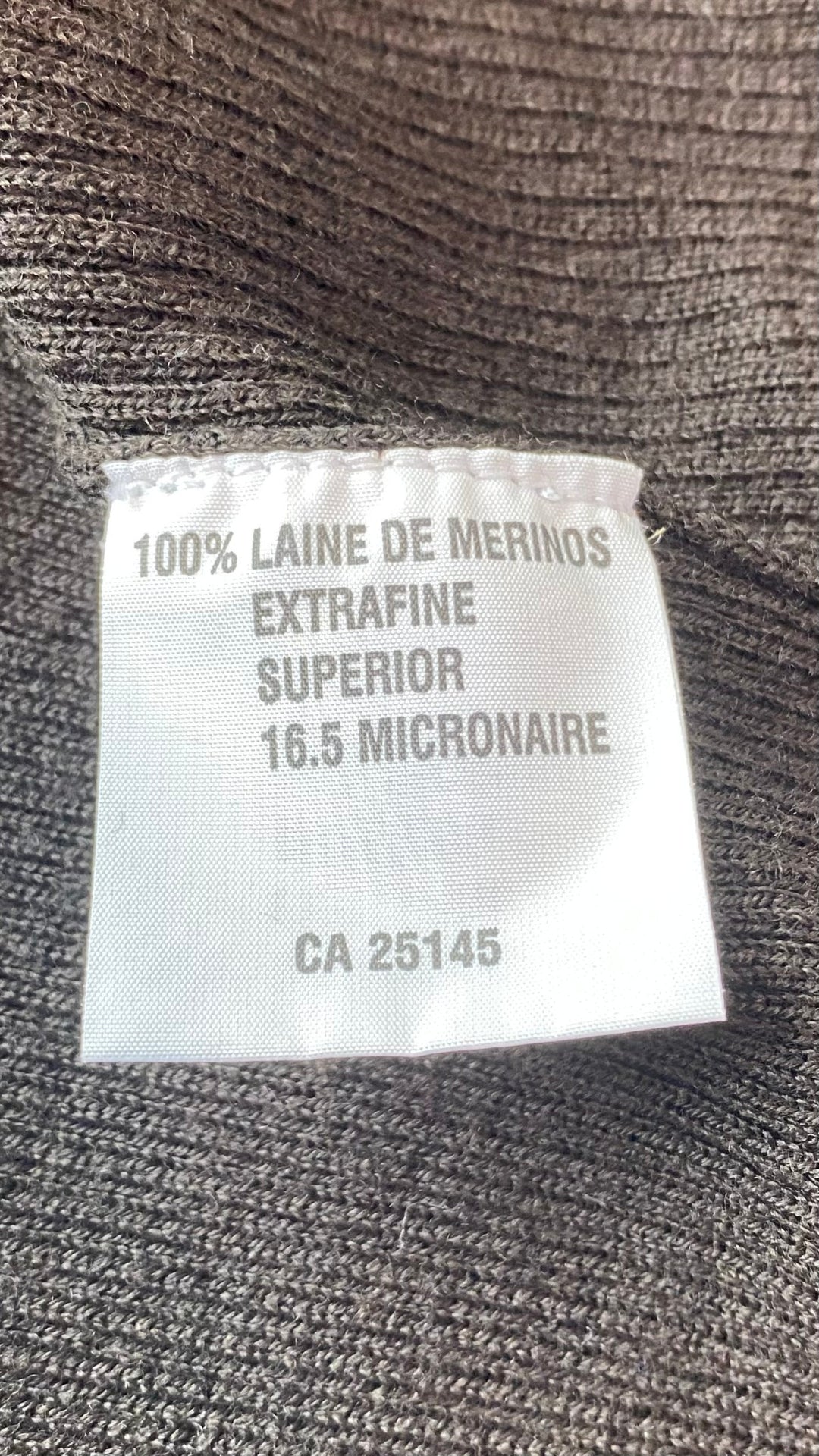 Cardigan espresso long en laine mérinos Ça va de soi, taille xs-s. Vue de l'étiquette de composition.