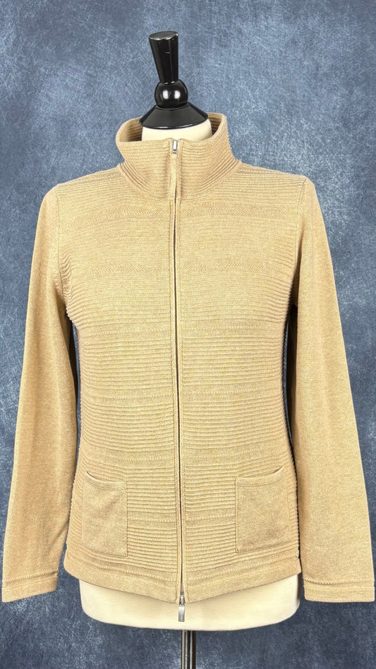 Cardigan fermeture à glissière beige sable Olsen, taille estimée à medium. Vue de face.