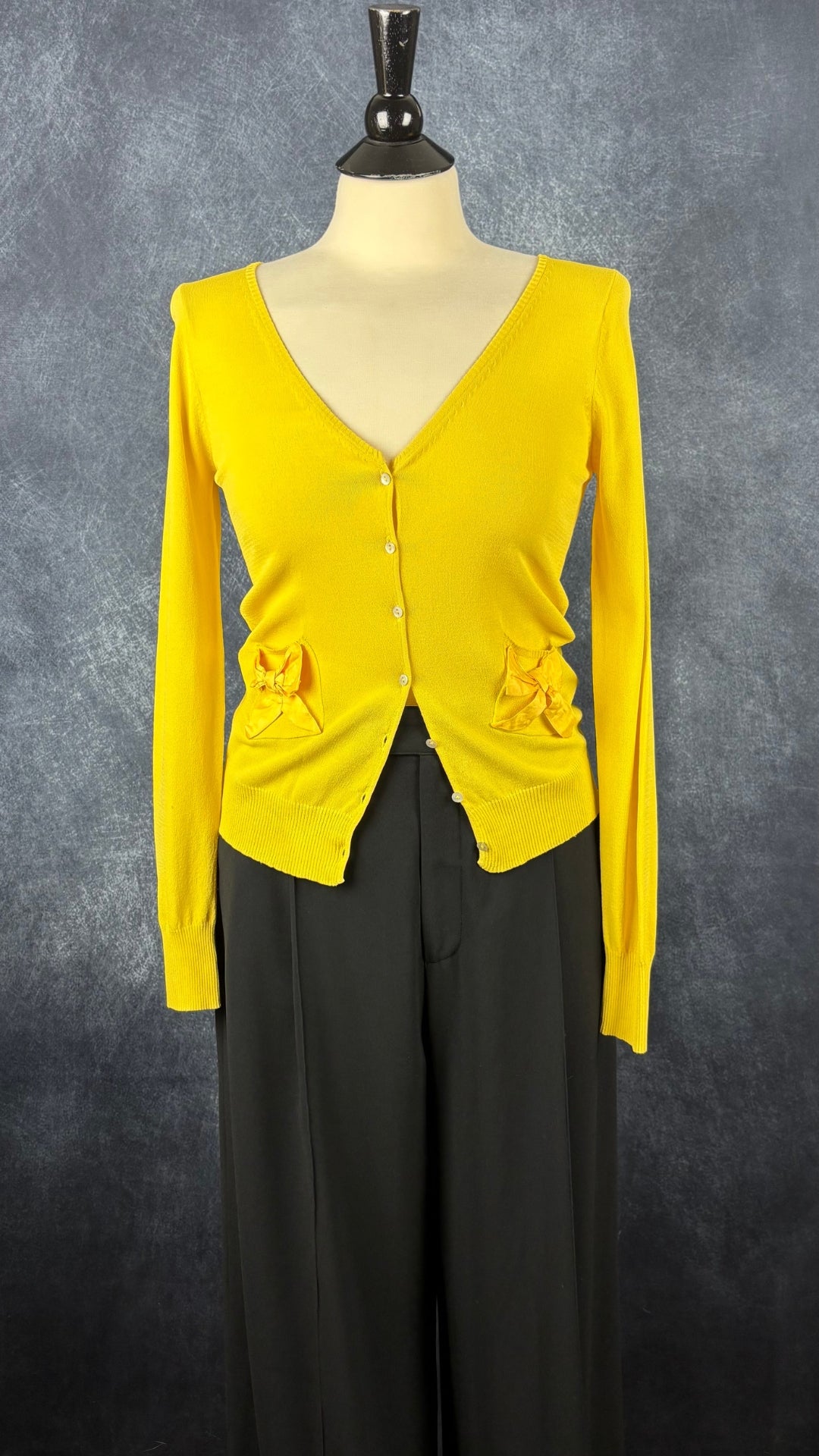 Cardigan en fin tricot jaune soleil avec petits boucles sur les poches, Tara Jarmon, taille small. Vue de l'agencement avec le magnifique pantalon noir Filippa K.