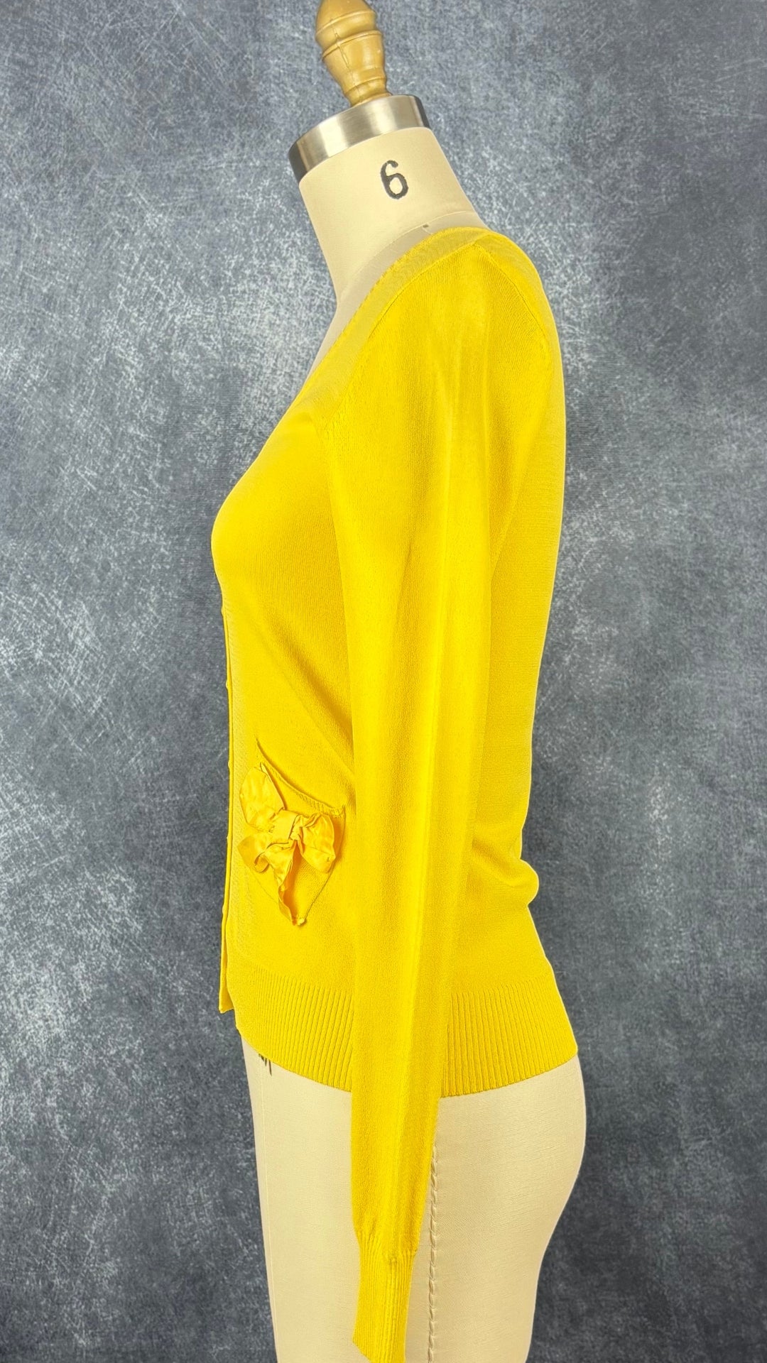 Cardigan en fin tricot jaune soleil avec petits boucles sur les poches, Tara Jarmon, taille small. Vue de côté.