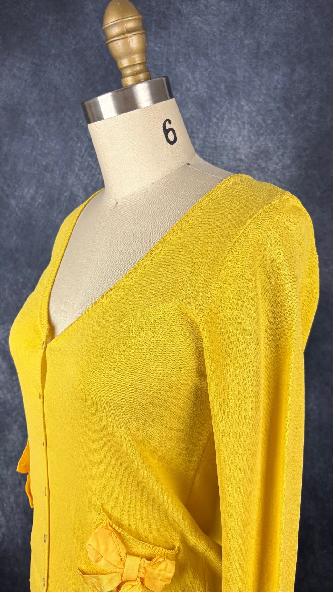 Cardigan en fin tricot jaune soleil avec petits boucles sur les poches, Tara Jarmon, taille small. Vue de l'encolure.