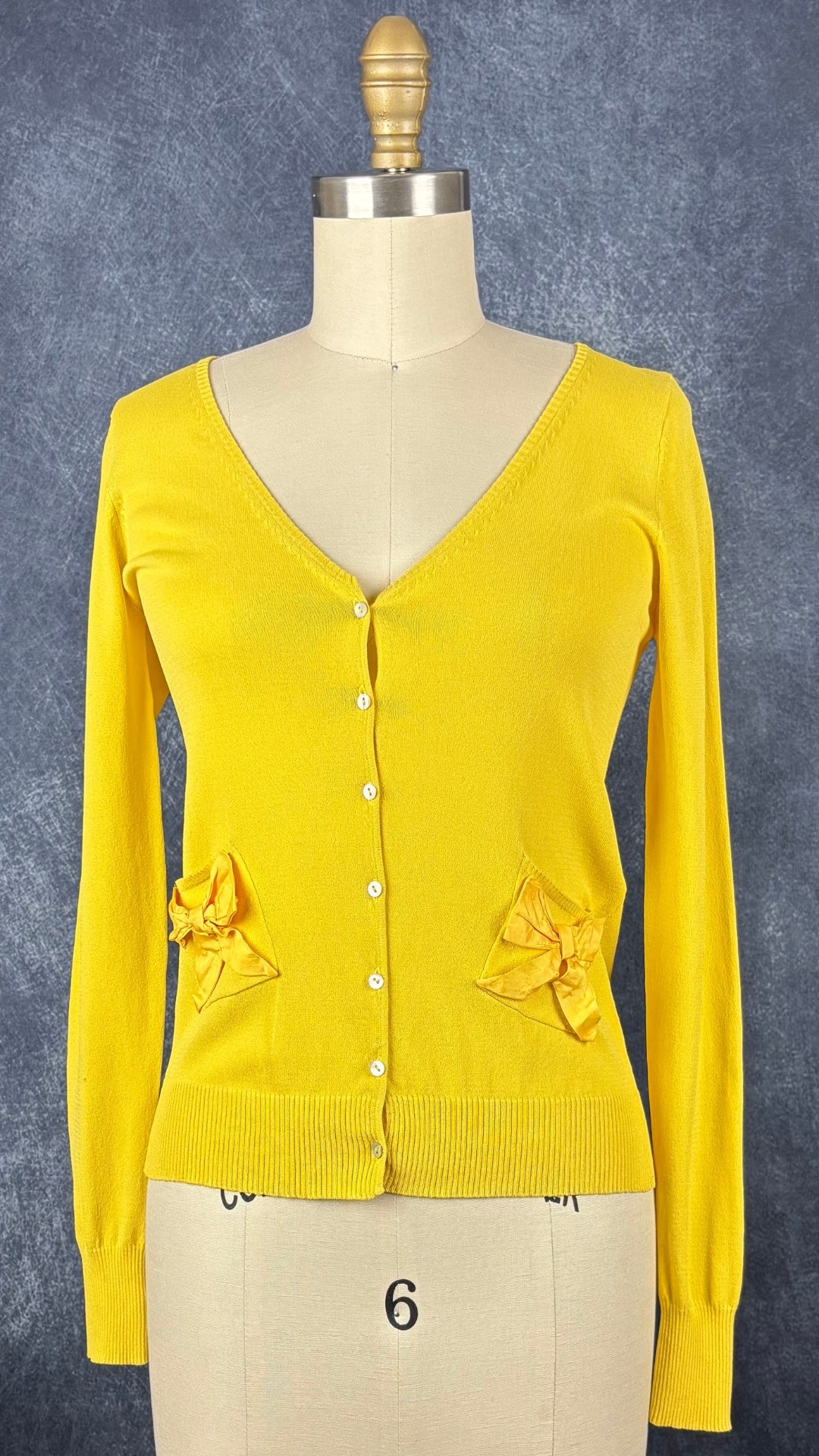 Cardigan en fin tricot jaune soleil avec petits boucles sur les poches, Tara Jarmon, taille small. Vue de face.