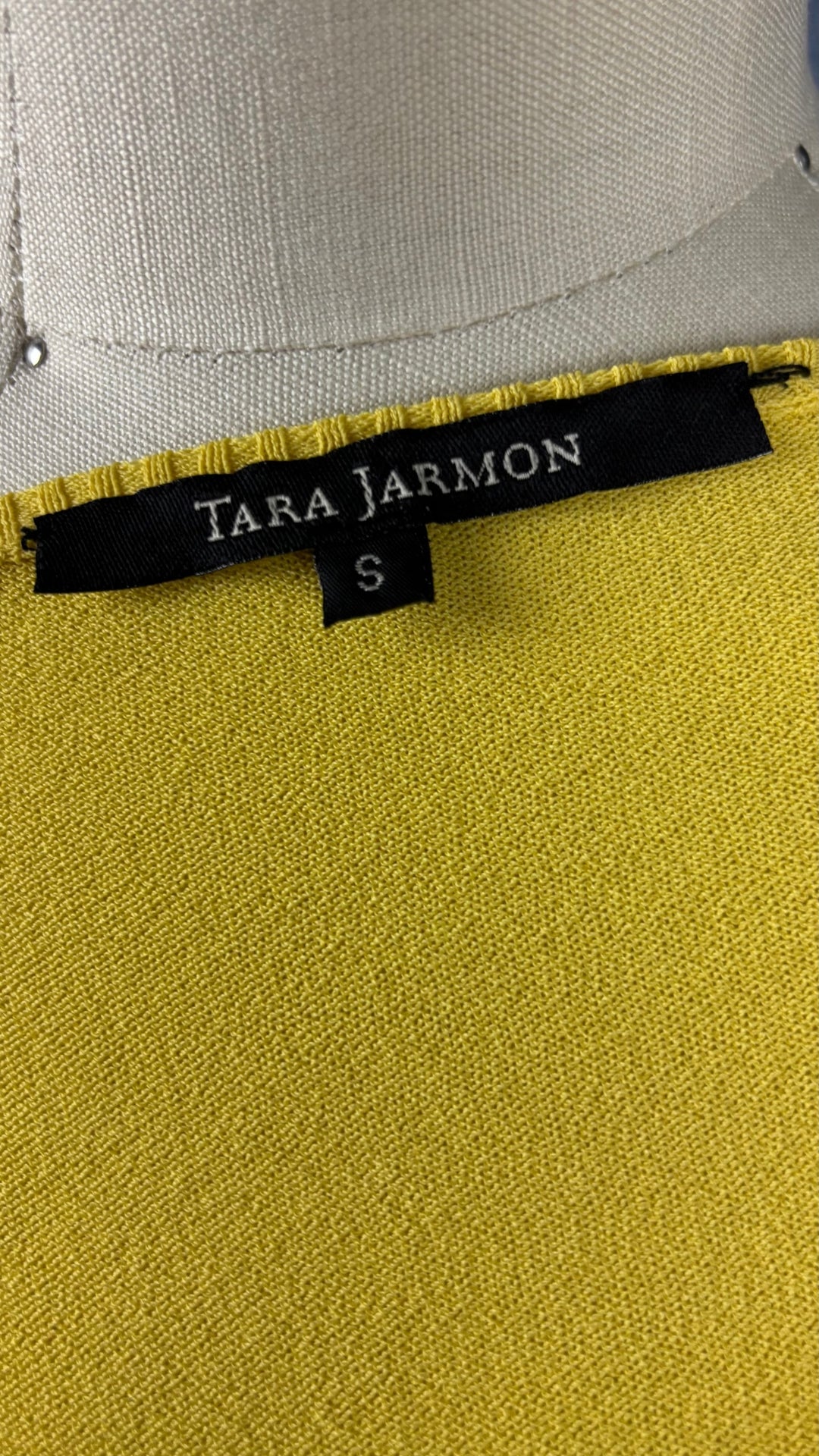 Cardigan en fin tricot jaune soleil avec petits boucles sur les poches, Tara Jarmon, taille small. Vue de l'étiquette.