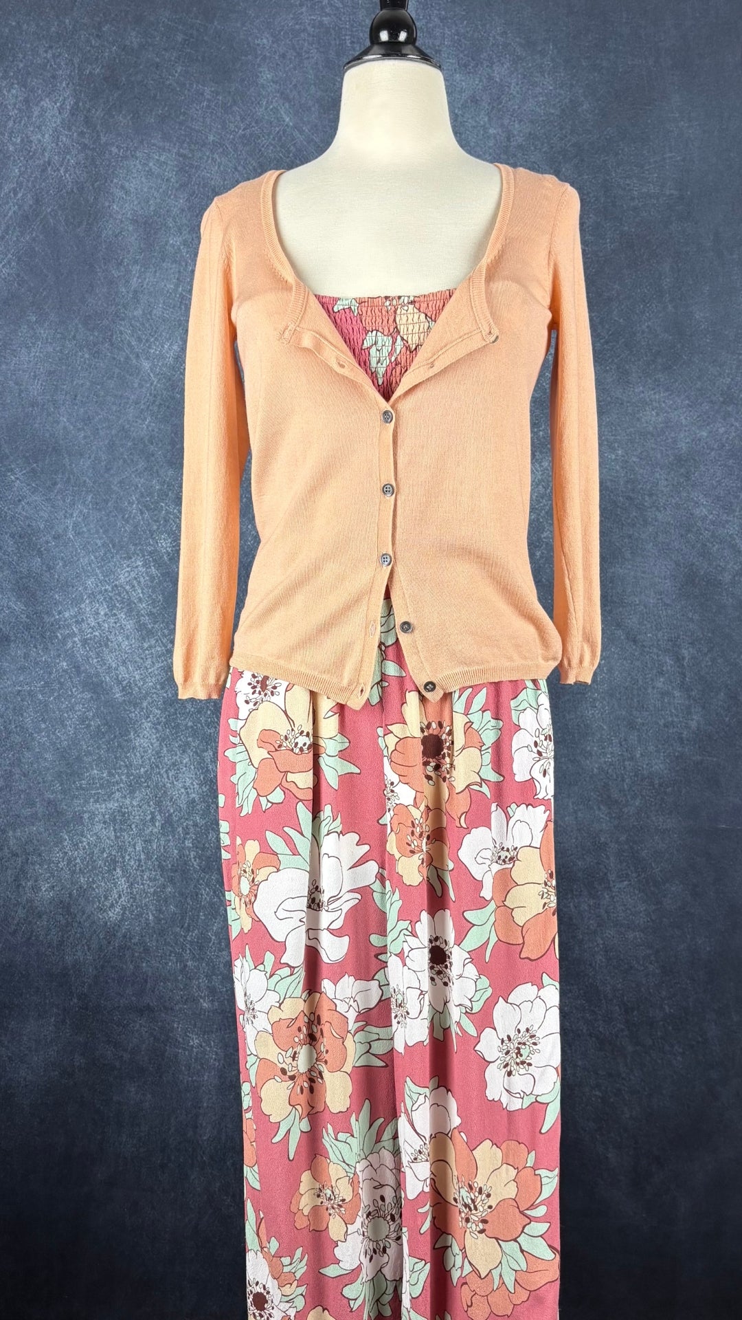 Cardigan en fin tricot de laine pêche/corail, Theory, taille small. Vue de l'agencement avec une combinaison florale Wilfred (non disponible).