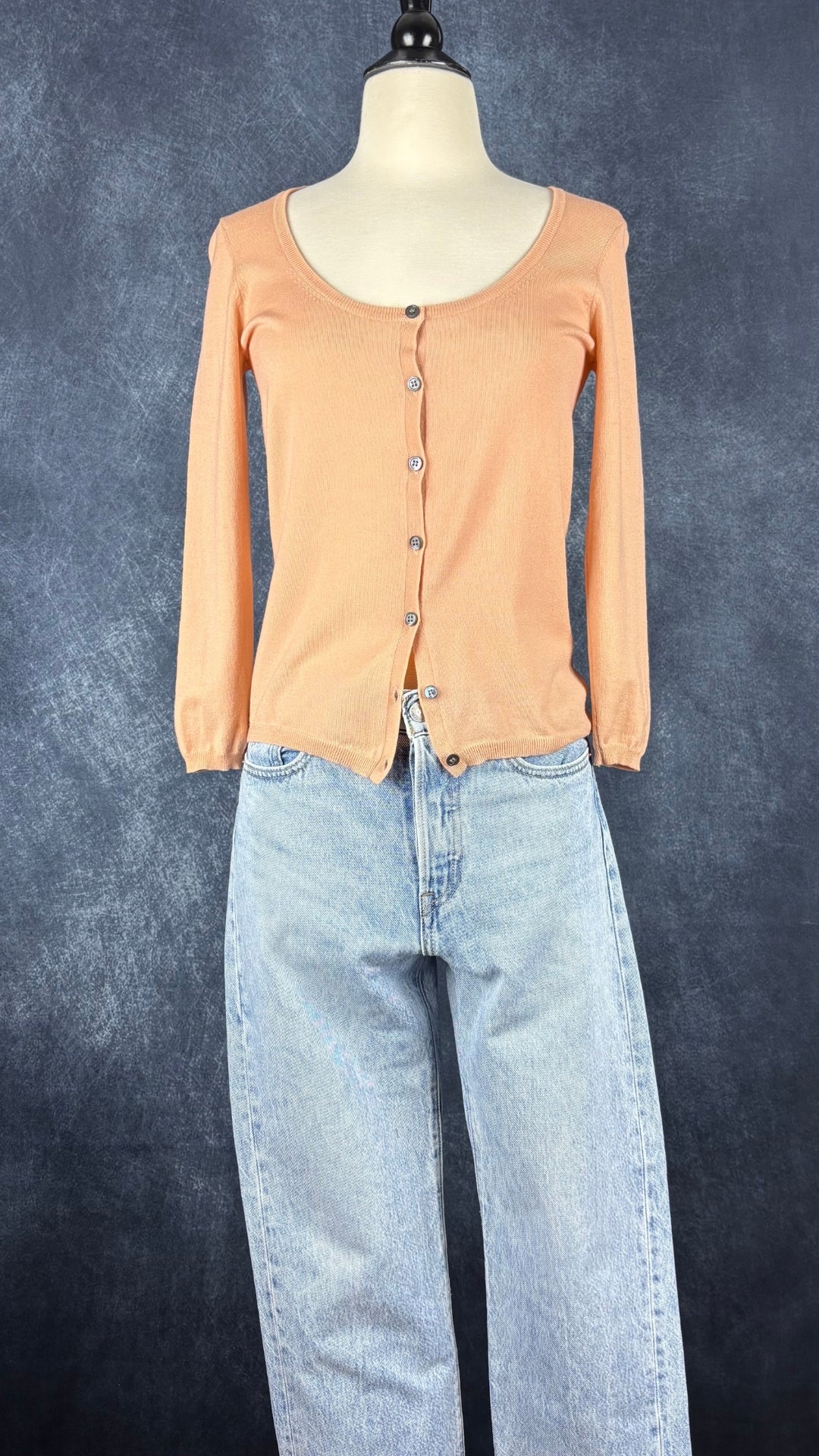 Cardigan en fin tricot de laine pêche/corail, Theory, taille small. Vue de l'agencement avec le jeans pâle Levi's.