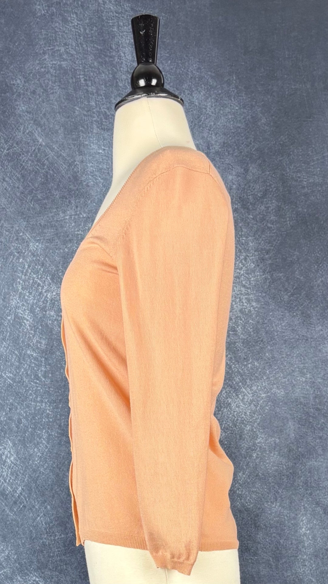 Cardigan en fin tricot de laine pêche/corail, Theory, taille small. Vue de côté.