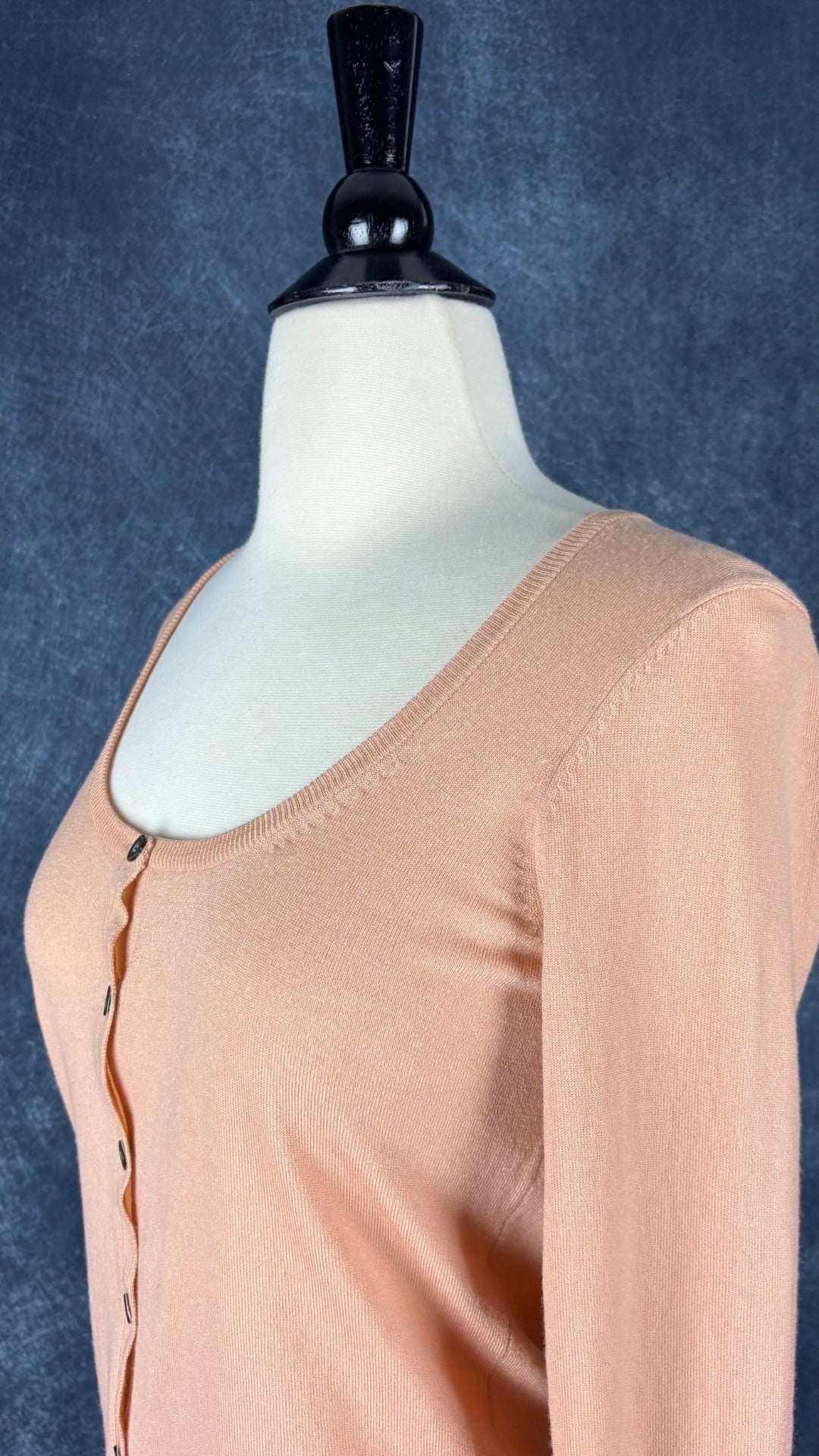 Cardigan en fin tricot de laine pêche/corail, Theory, taille small. Vue de l'encolure.