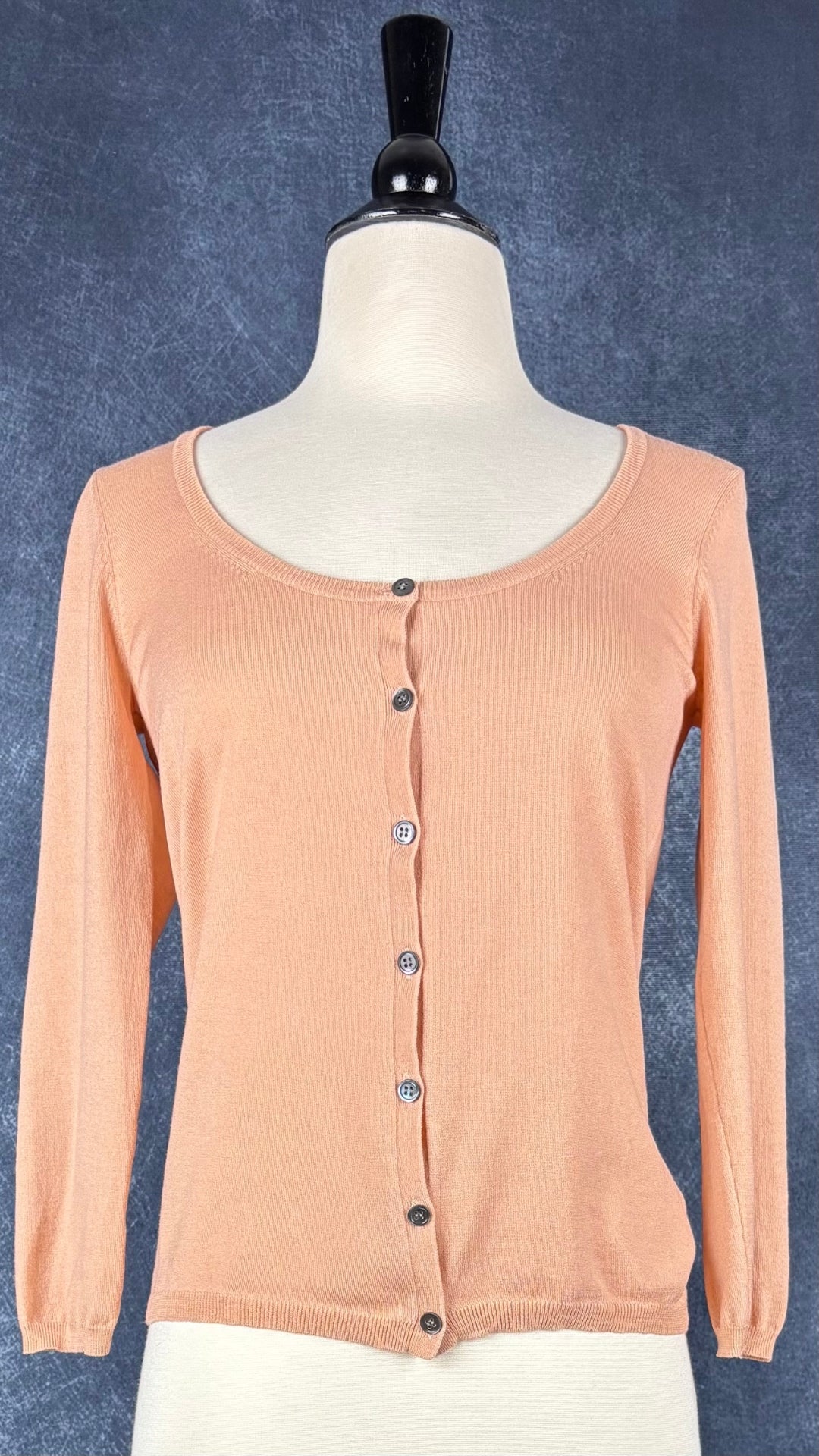 Cardigan en fin tricot de laine pêche/corail, Theory, taille small. Vue de face.