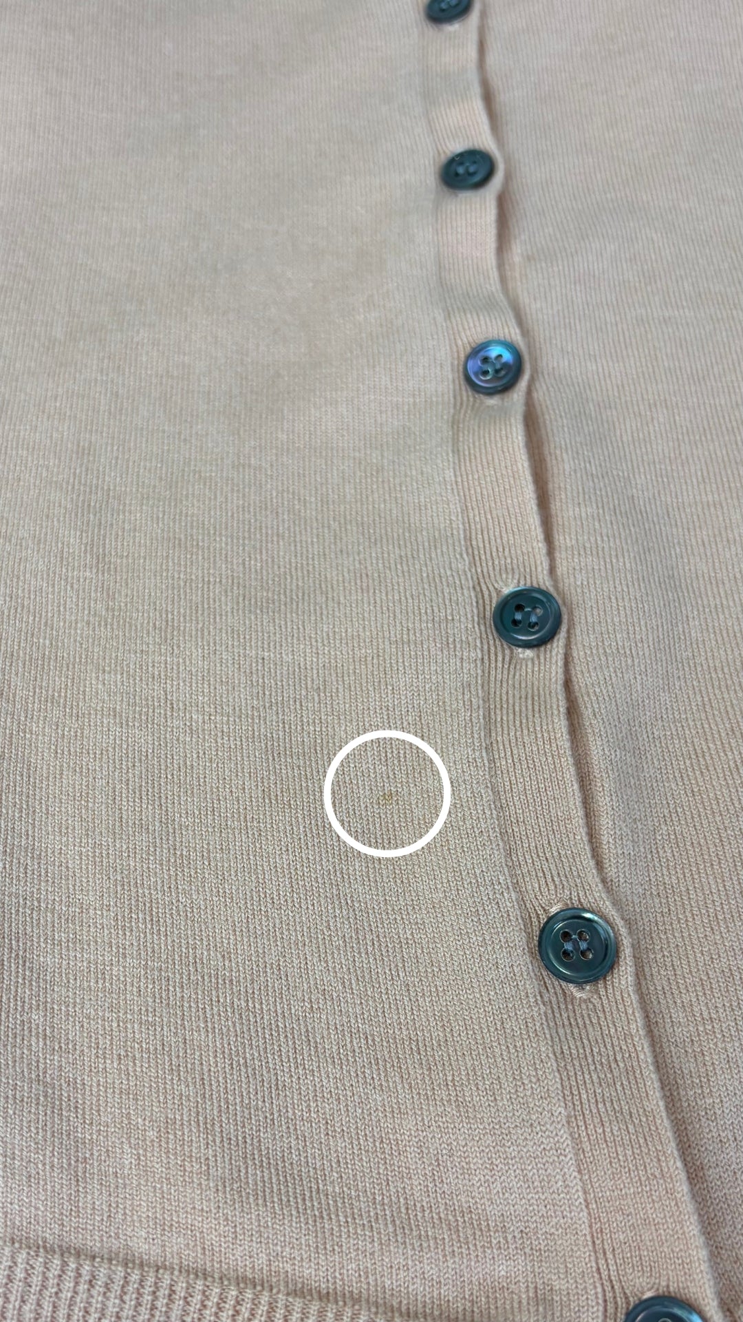Cardigan en fin tricot de laine pêche/corail, Theory, taille small. Vue de près d'un petit picot dans le tricot.