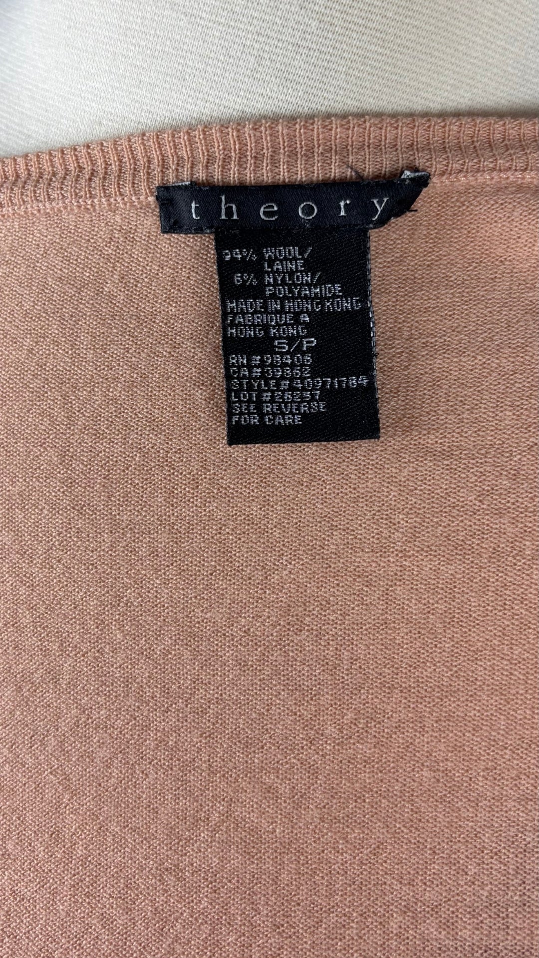 Cardigan en fin tricot de laine pêche/corail, Theory, taille small. Vue de l'étiquette.
