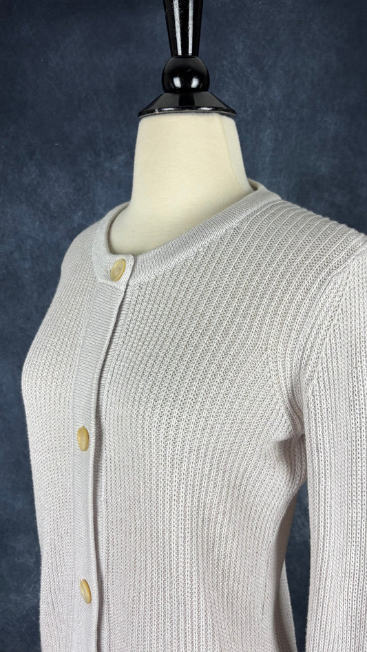 Cardigan gris beige en coton et cachemire Ça va de soi, taille small. Vue de l'encolure.