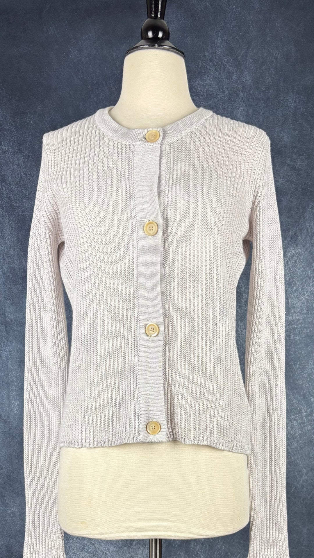 Cardigan gris beige en coton et cachemire Ça va de soi, taille small. Vue de face.