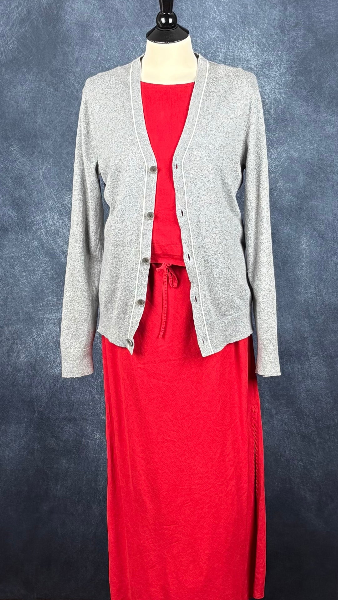 Cardigan gris chiné à col en V en coton et cachemire Banana Republic, taille medium. Vue de l'agencement avec l'ensemble rouge Gap.