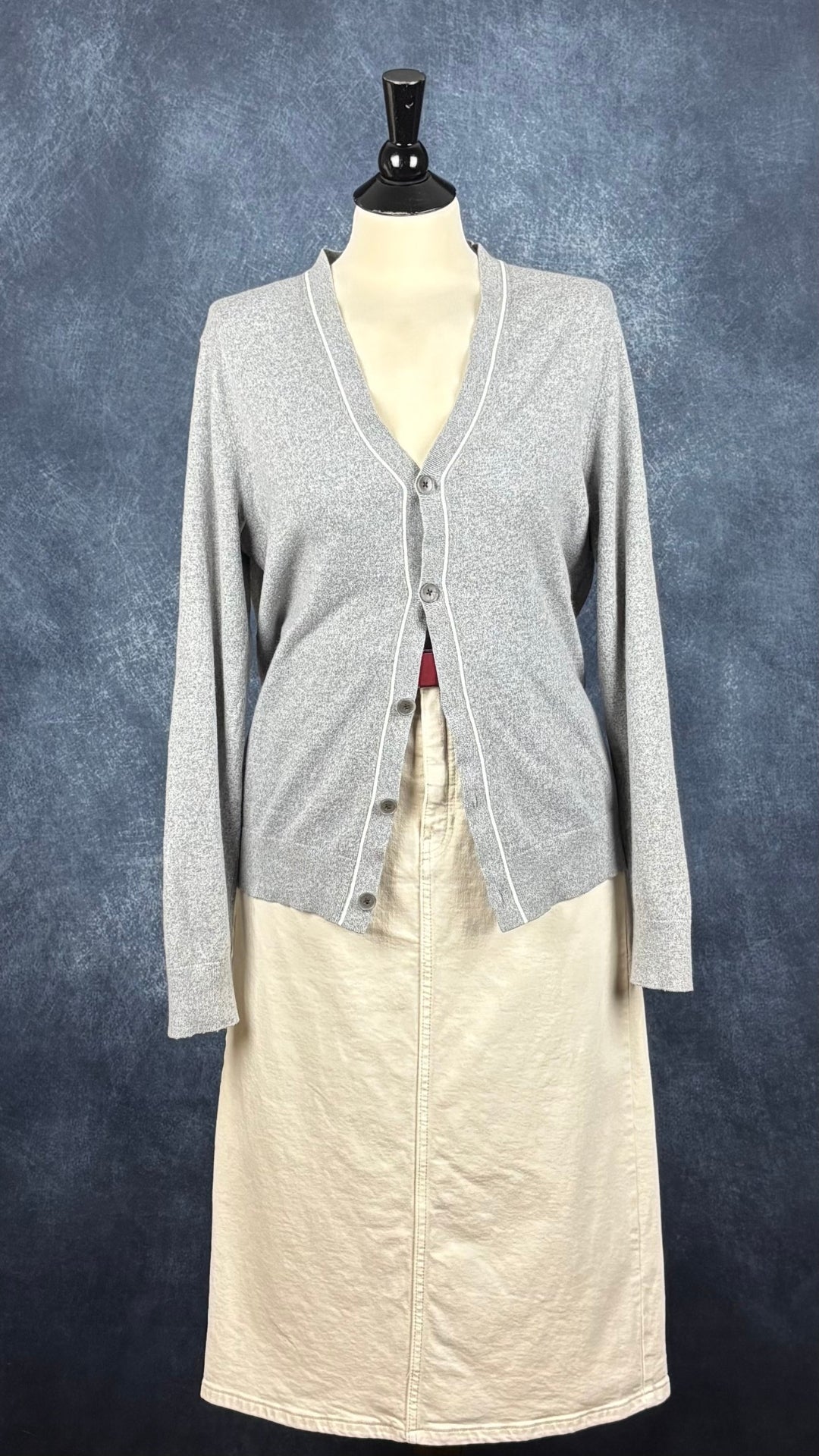 Cardigan gris chiné à col en V en coton et cachemire Banana Republic, taille medium. Vue de l'agencement avec la jupe écru en denim et la ceinture en cuir bordeaux.