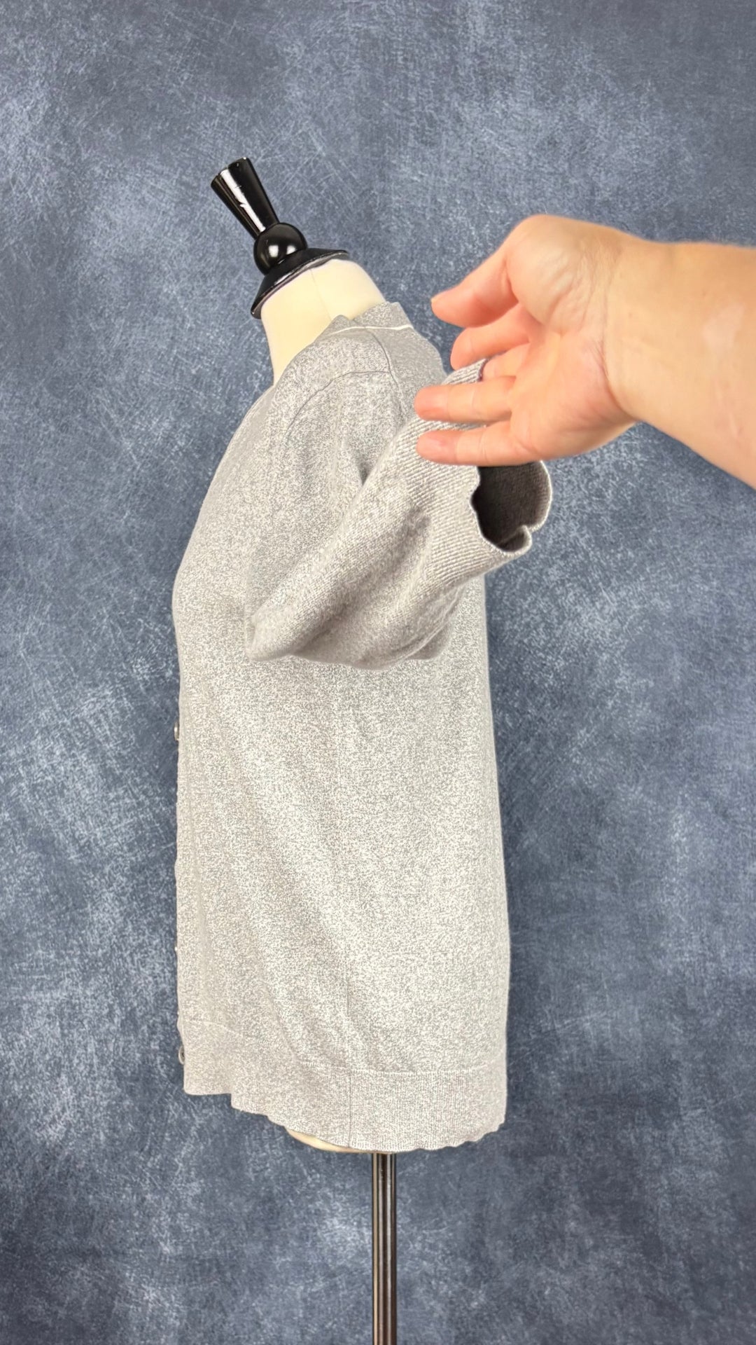 Cardigan gris chiné à col en V en coton et cachemire Banana Republic, taille medium. Vue de côté.