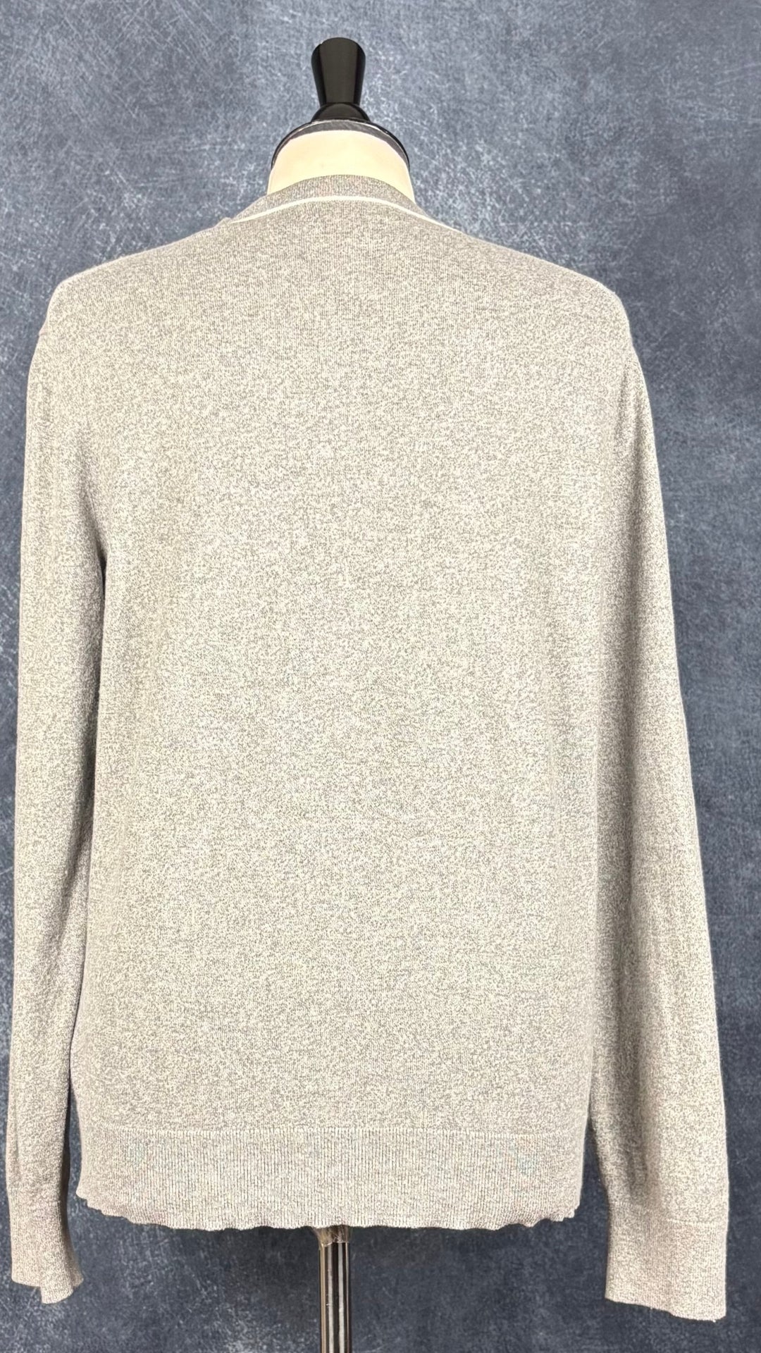Cardigan gris chiné à col en V en coton et cachemire Banana Republic, taille medium. Vue de dos.