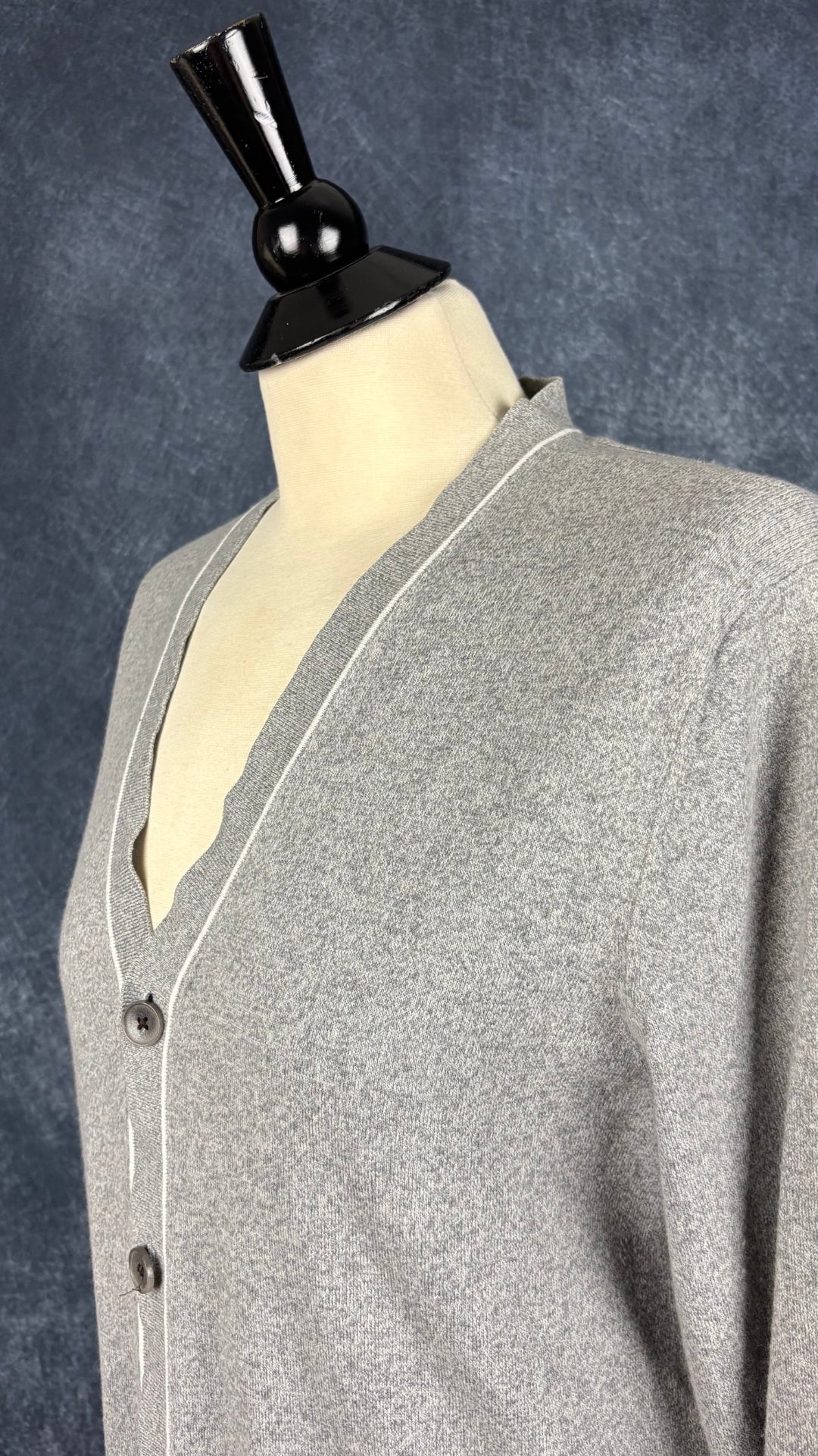 Cardigan gris chiné à col en V en coton et cachemire Banana Republic, taille medium. Vue de l'encolure.