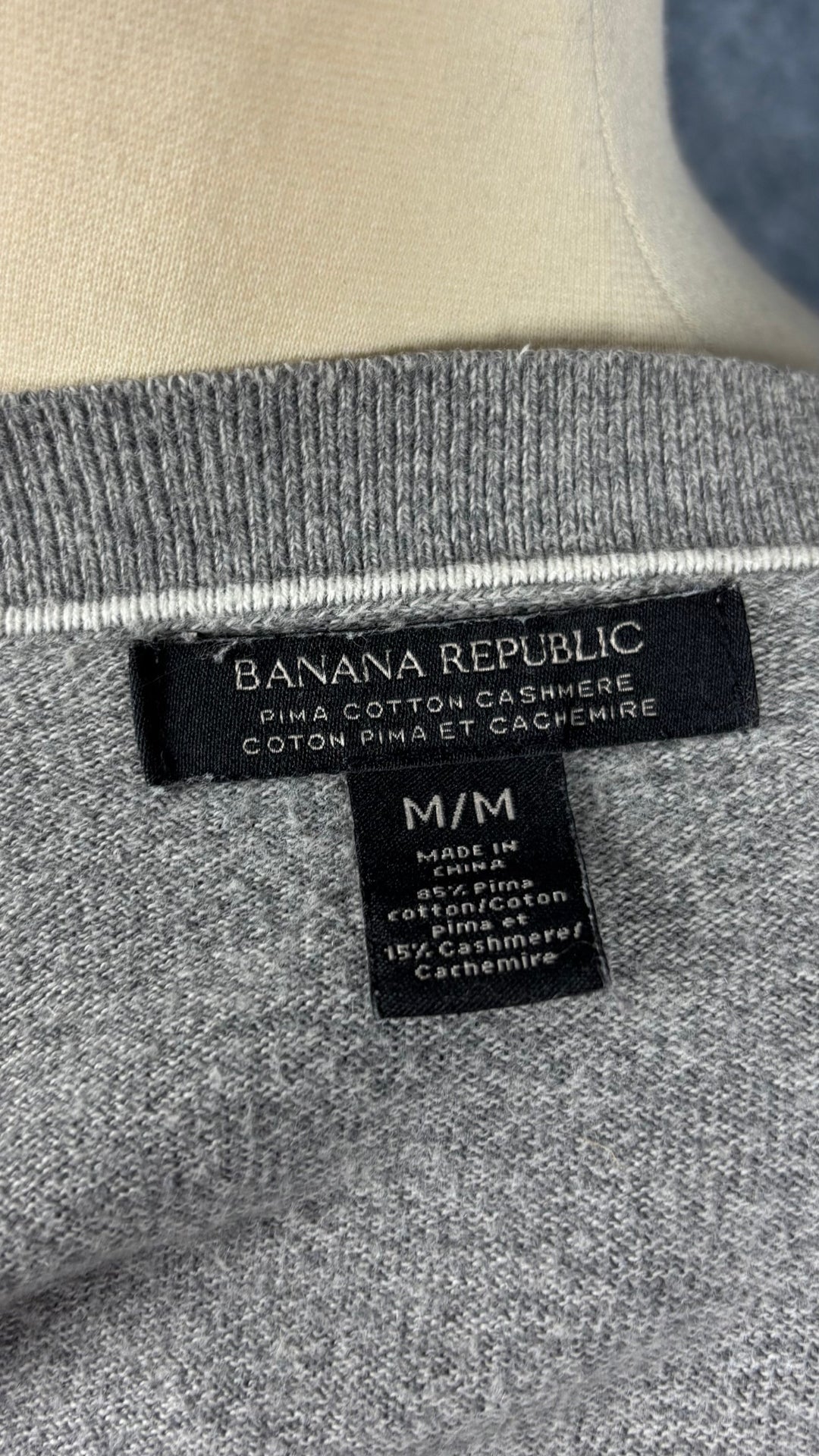 Cardigan gris chiné à col en V en coton et cachemire Banana Republic, taille medium. Vue de l'étiquette.
