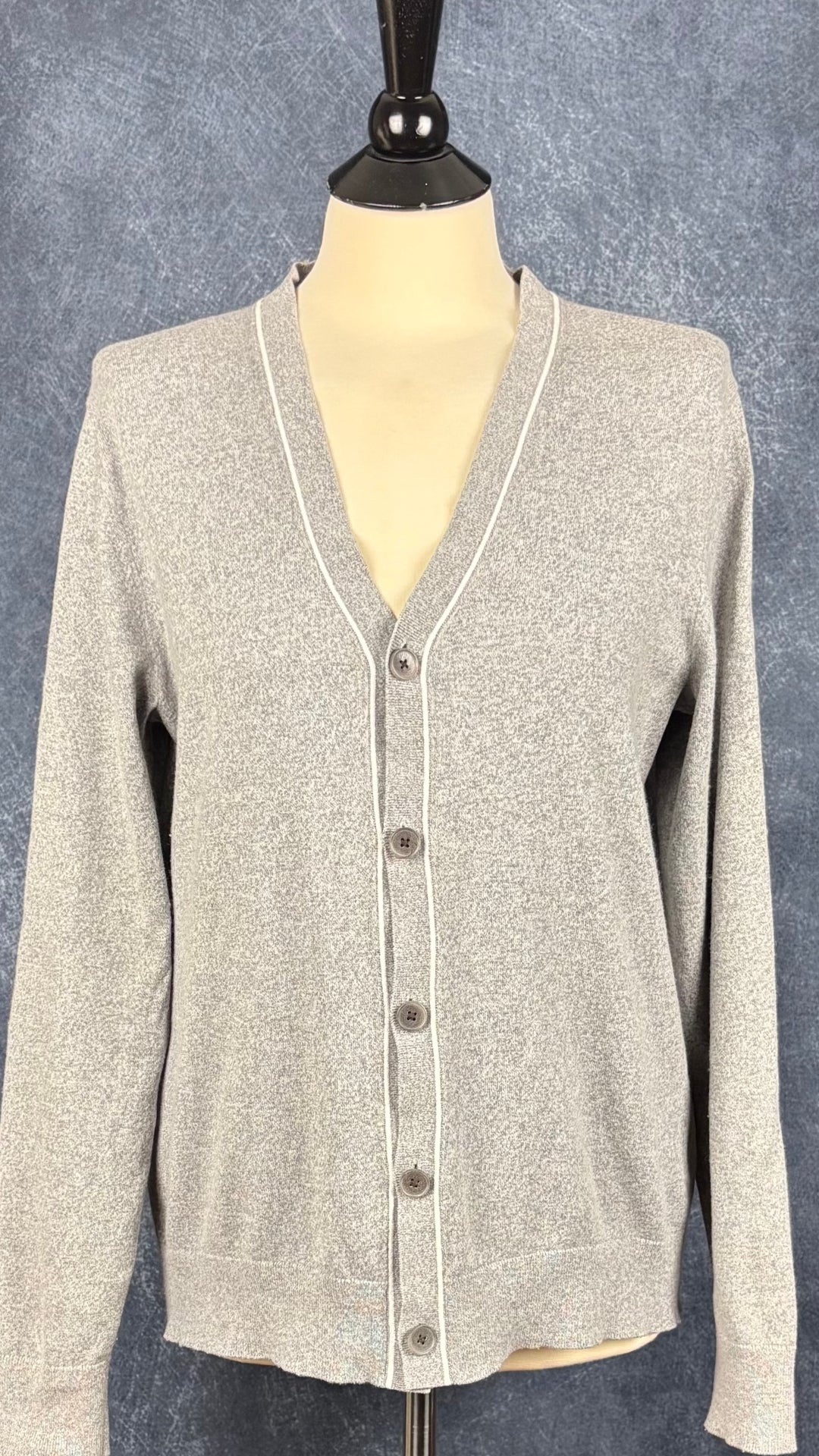 Cardigan gris chiné à col en V en coton et cachemire Banana Republic, taille medium. Vue de face.