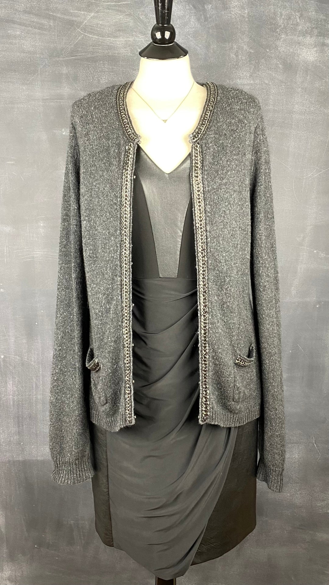 Cardigan gris détails chics Gerard Darel, taille 3 (large). Vue de l'agencement avec la robe drapée faux cuir.