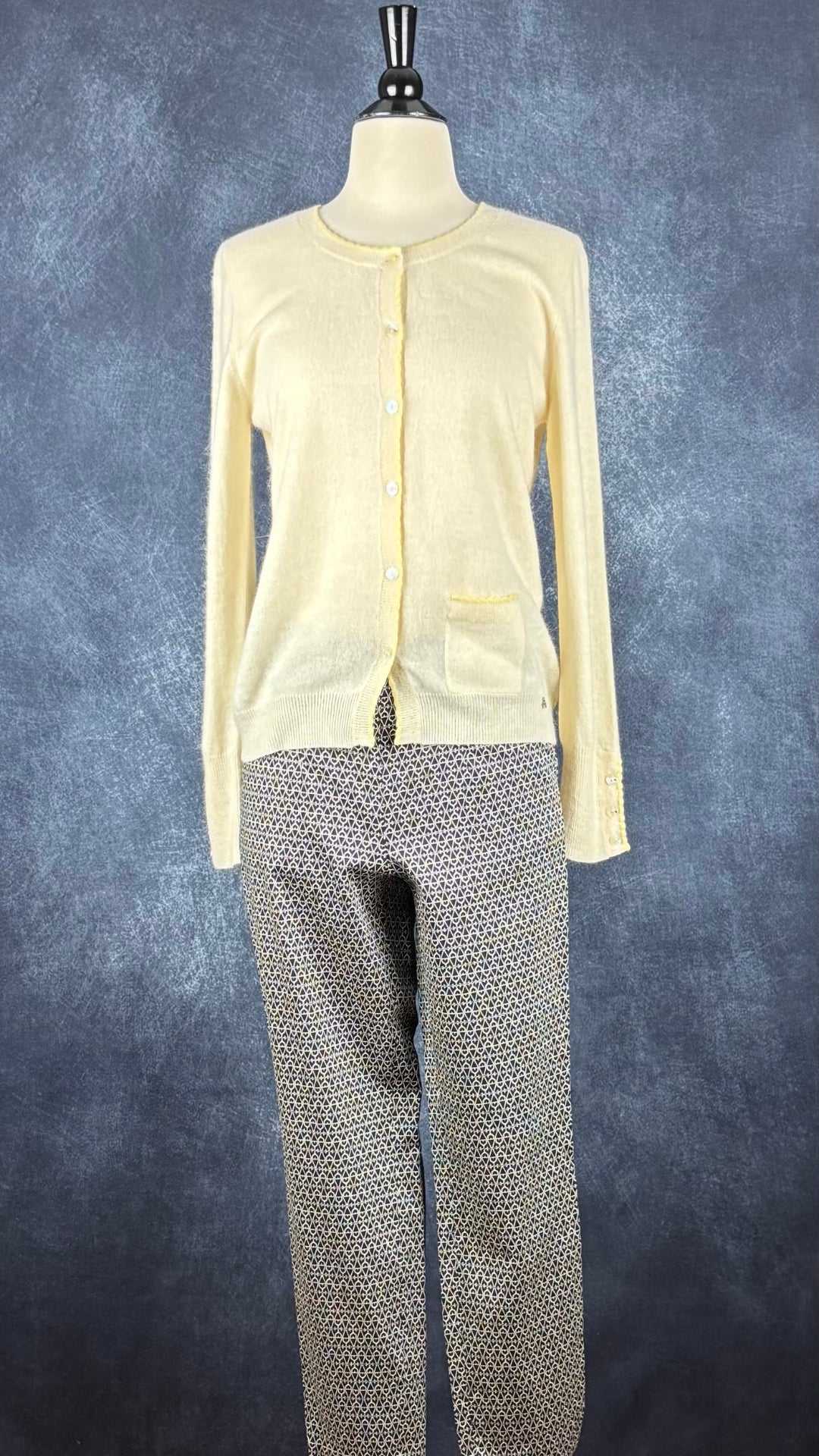Cardigan jaune doux en laine et angora, avec détails festonnés et col rond, Des Petits Hauts, taille 2 (s/m). Vue de l'agencement avec le pantalon en coton à motifs Oui.