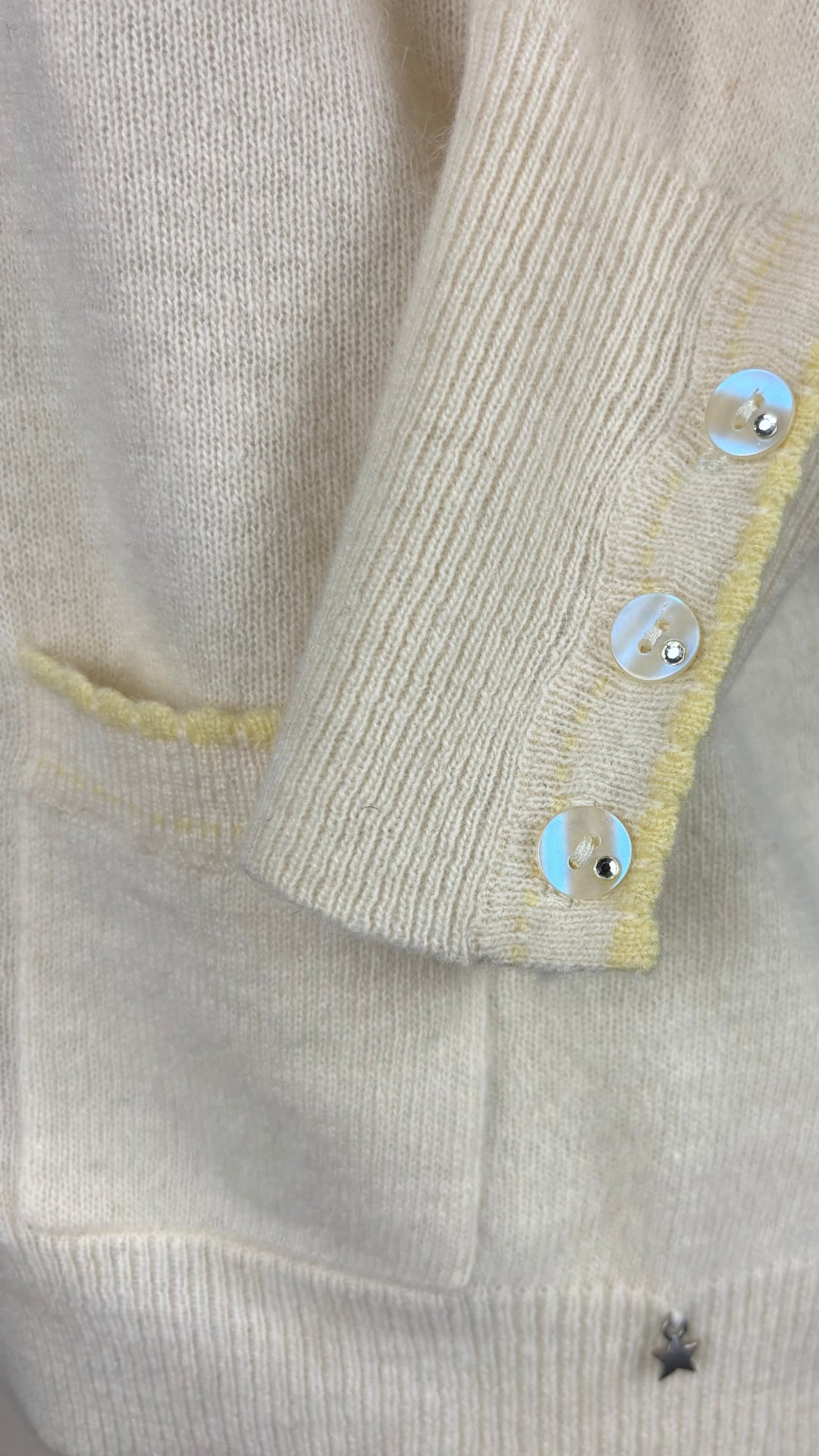 Cardigan jaune doux en laine et angora, avec détails festonnés et col rond, Des Petits Hauts, taille 2 (s/m). Vue de près des détails de festons et de boutons.