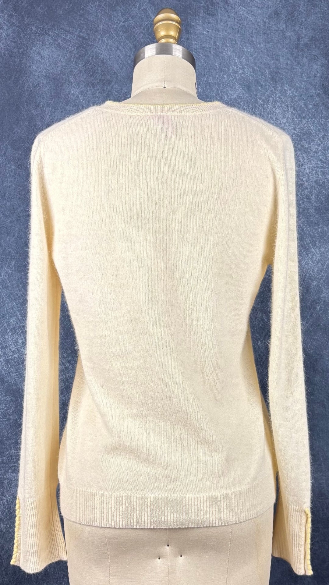 Cardigan jaune doux en laine et angora, avec détails festonnés et col rond, Des Petits Hauts, taille 2 (s/m). Vue de dos.
