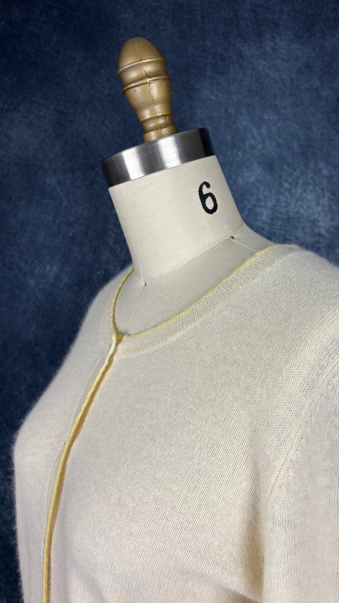 Cardigan jaune doux en laine et angora, avec détails festonnés et col rond, Des Petits Hauts, taille 2 (s/m). Vue de l'encolure.