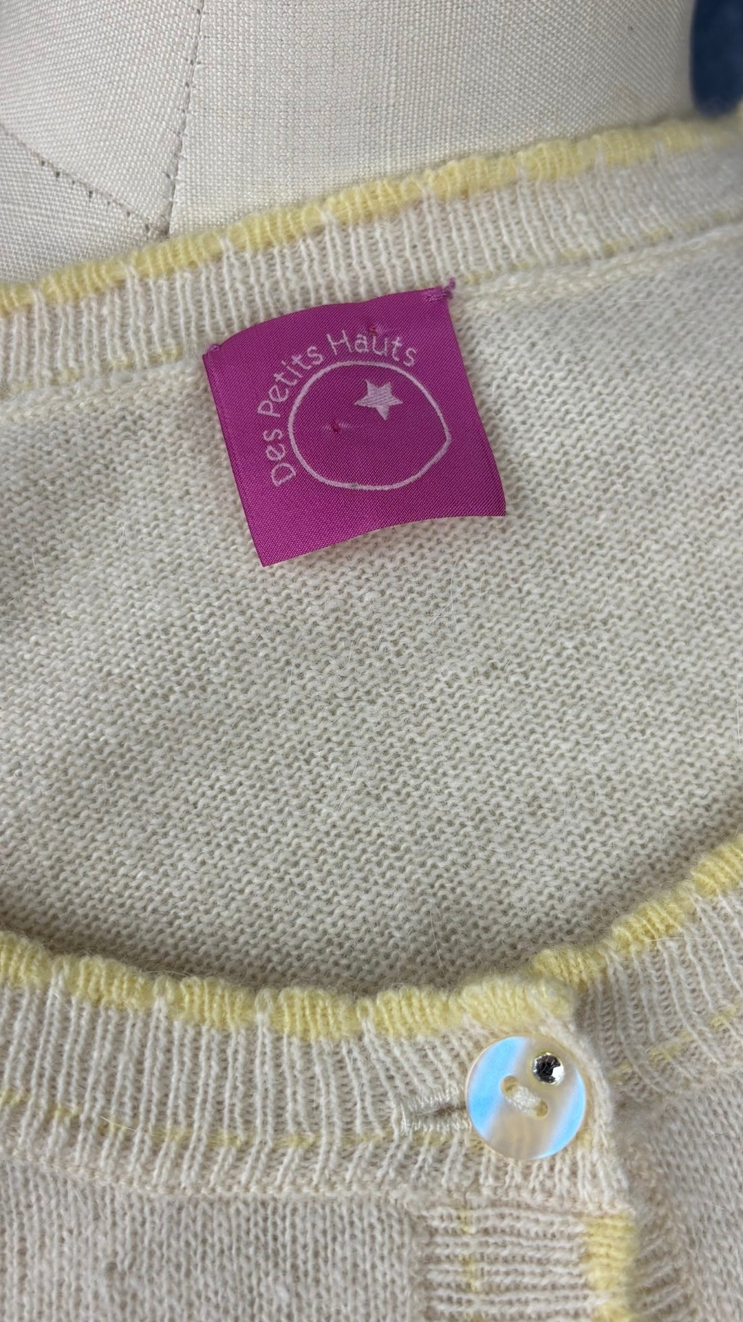 Cardigan jaune doux en laine et angora, avec détails festonnés et col rond, Des Petits Hauts, taille 2 (s/m). Vue de l'étiquette.