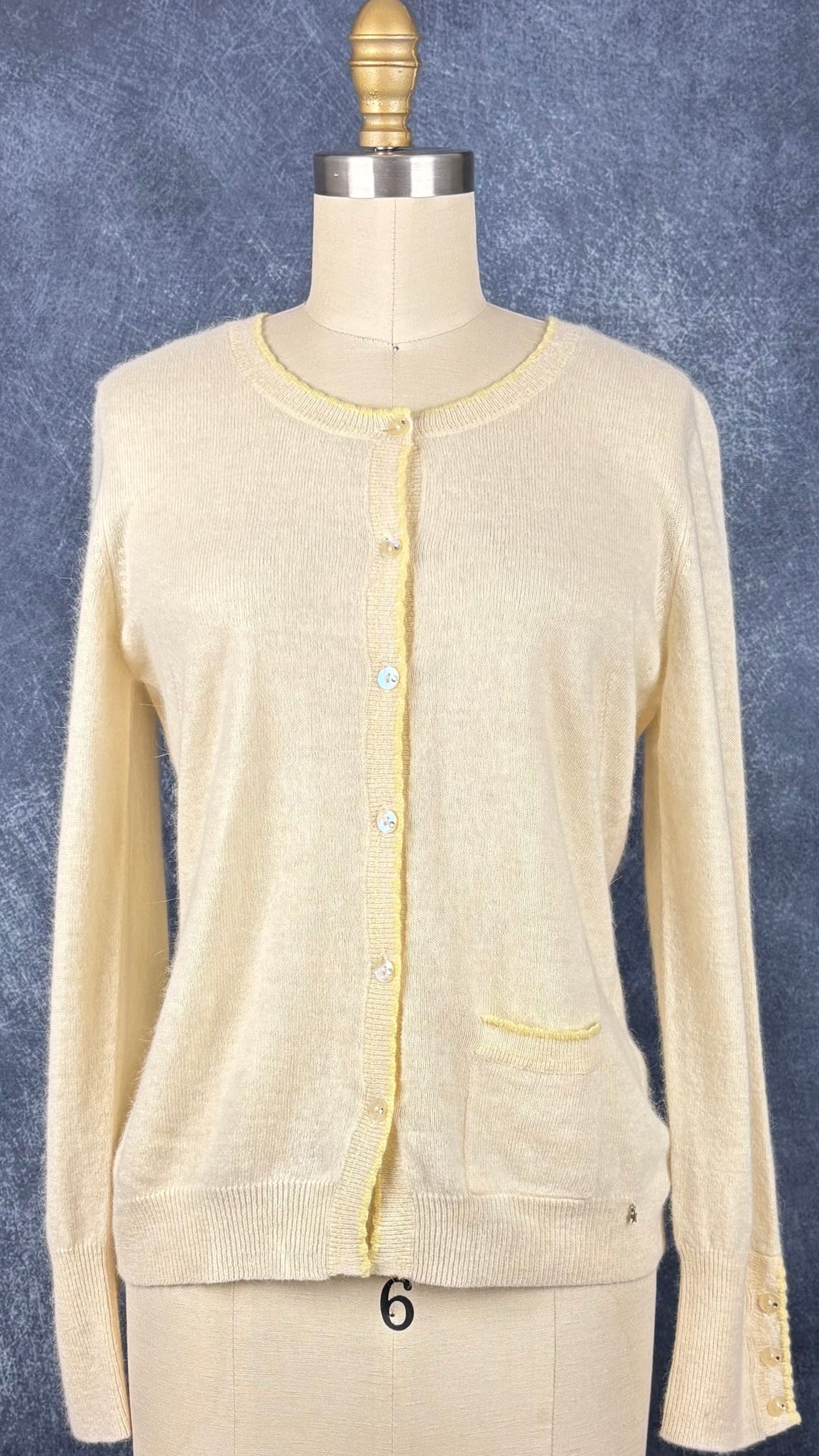 Cardigan jaune doux en laine et angora, avec détails festonnés et col rond, Des Petits Hauts, taille 2 (s/m). Vue de face.