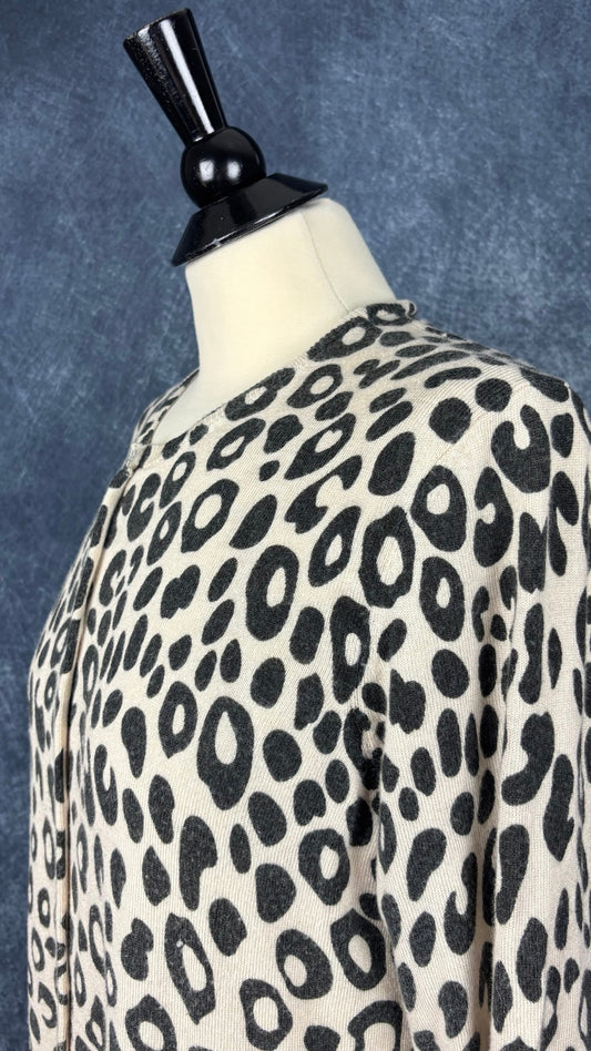 Cardigan léger avec touche de cachemire à motif animalier, Brax, taille 42 (large). Vue de l'encolure.