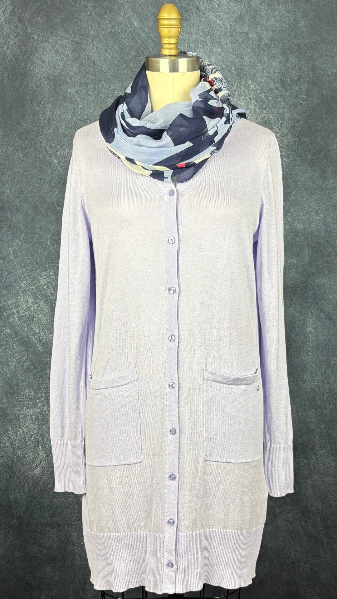 Cardigan long en coton fin lilas avec des poches Luhta, taille small. Vue de l'agencement avec le foulard Sandwich.